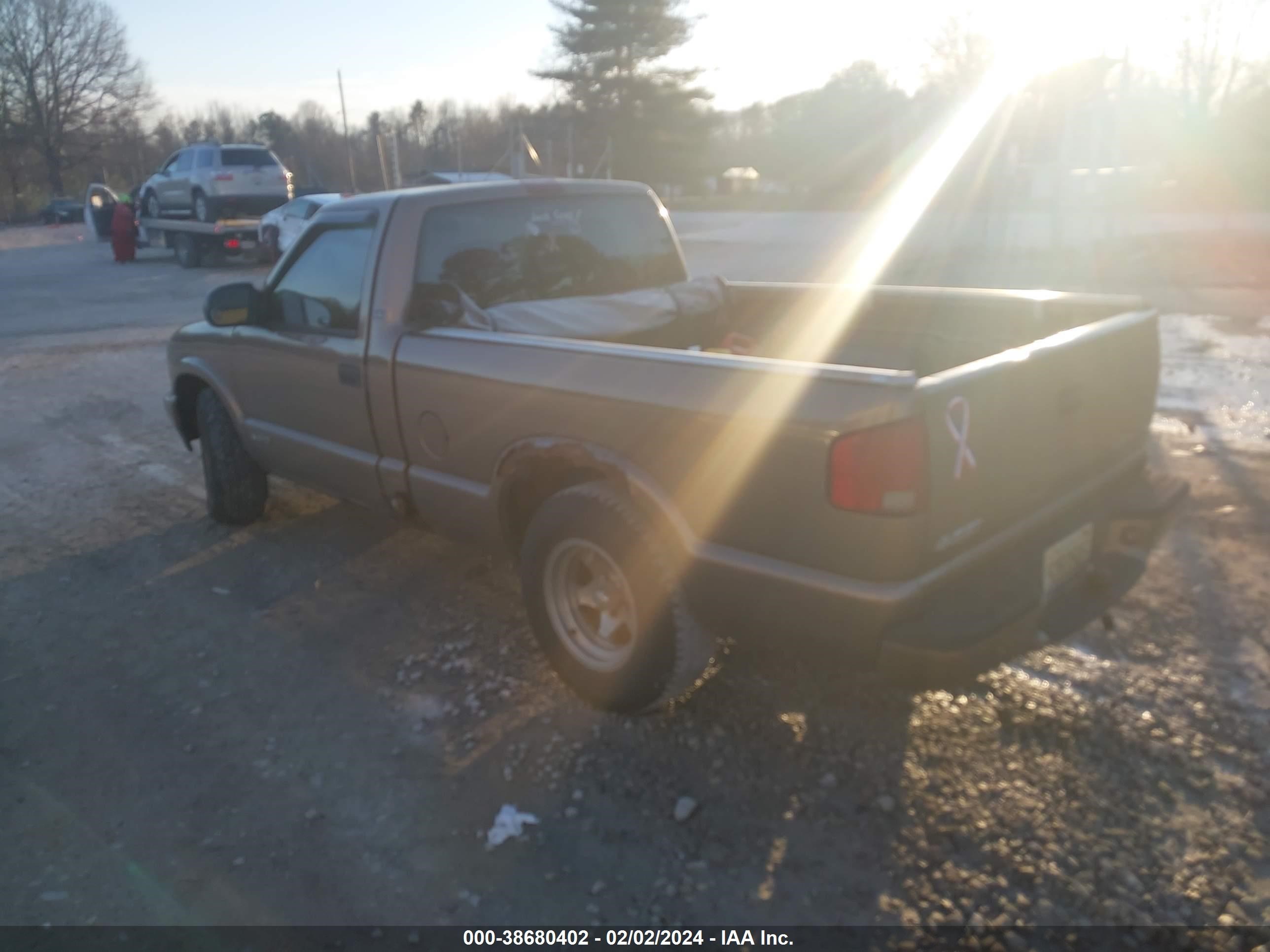 Photo 2 VIN: 1GCCS14H138228690 - CHEVROLET S-10 PICKUP 