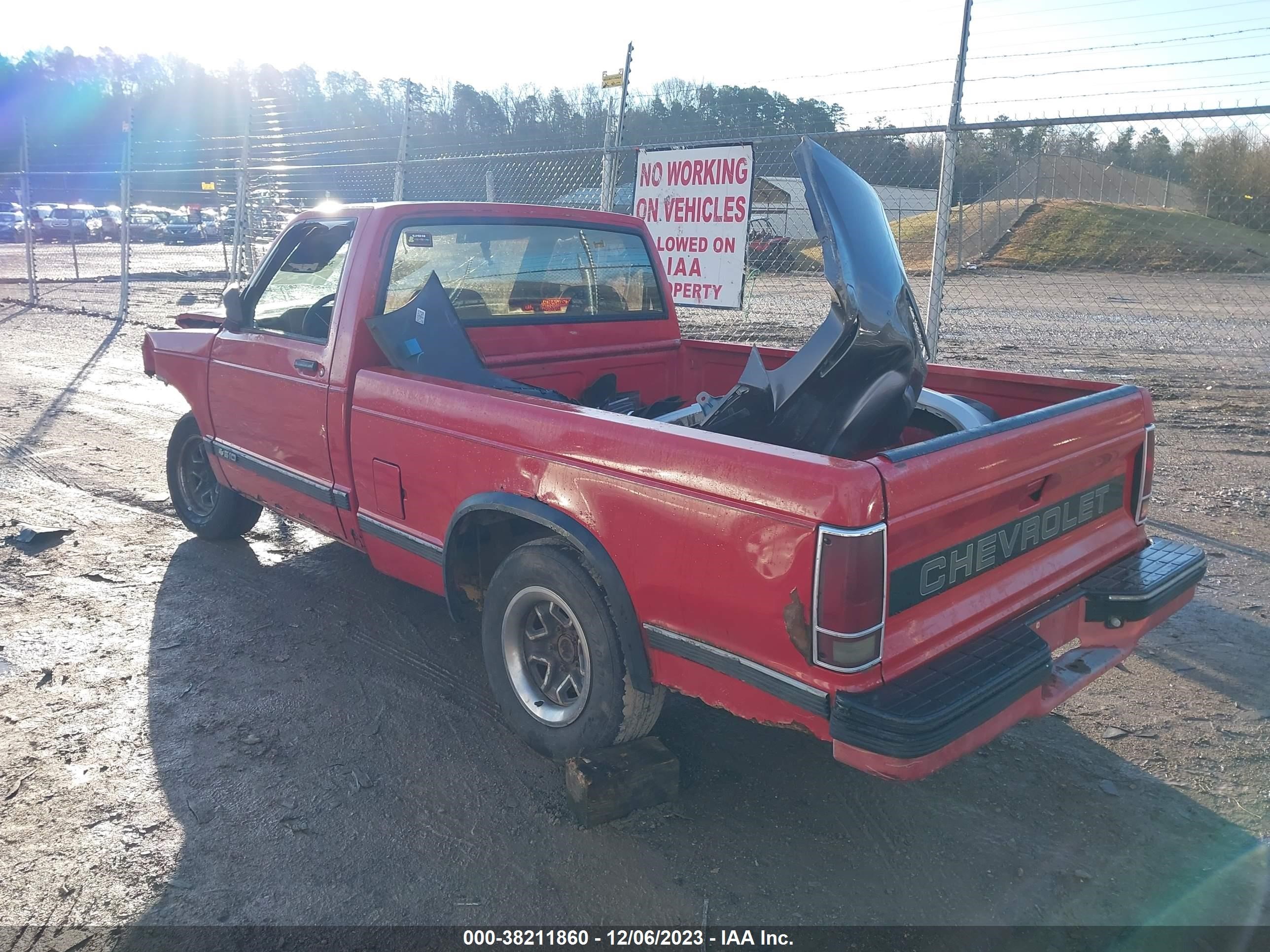 Photo 2 VIN: 1GCCS14R5P0185596 - CHEVROLET S-10 PICKUP 