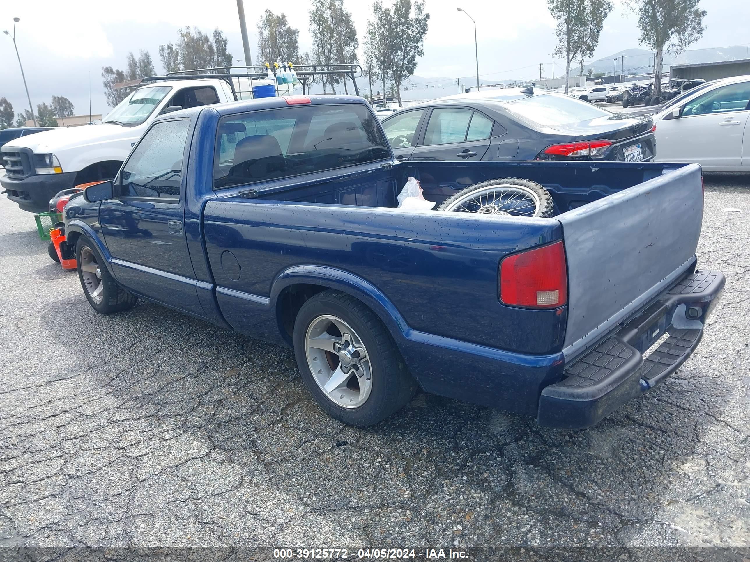 Photo 2 VIN: 1GCCS14W028123393 - CHEVROLET S-10 PICKUP 