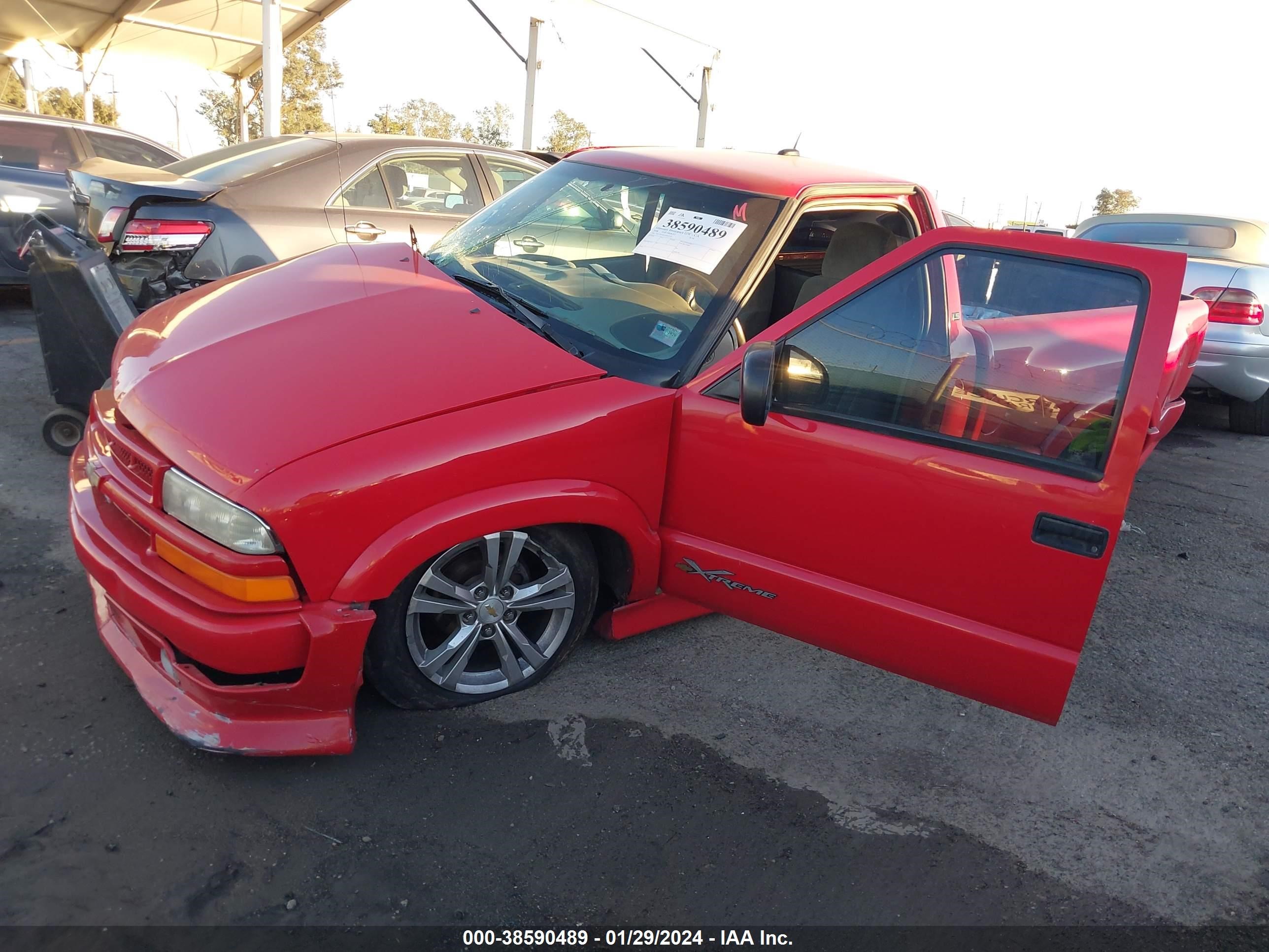 Photo 1 VIN: 1GCCS14W2Y8147753 - CHEVROLET S-10 PICKUP 