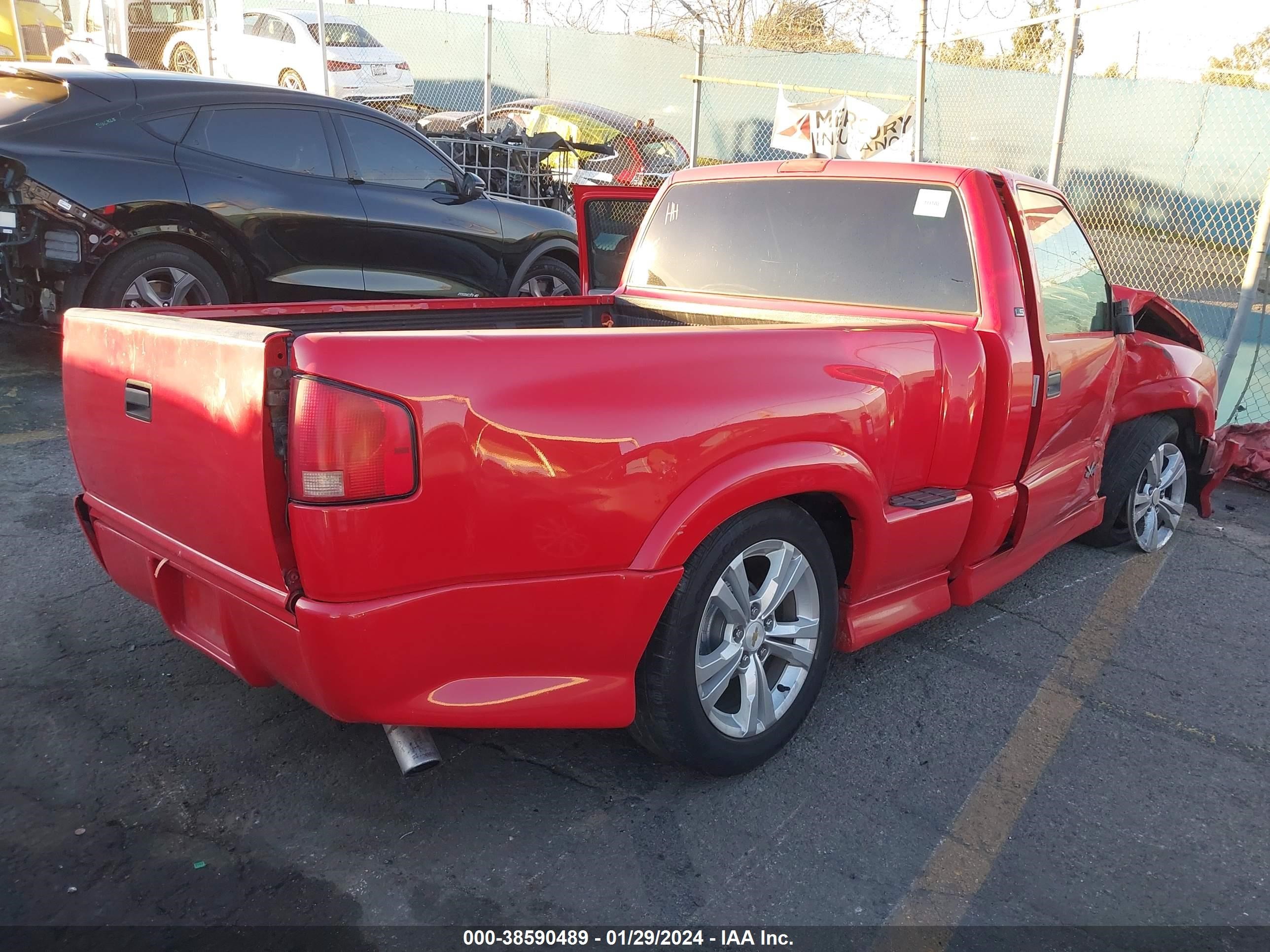 Photo 3 VIN: 1GCCS14W2Y8147753 - CHEVROLET S-10 PICKUP 