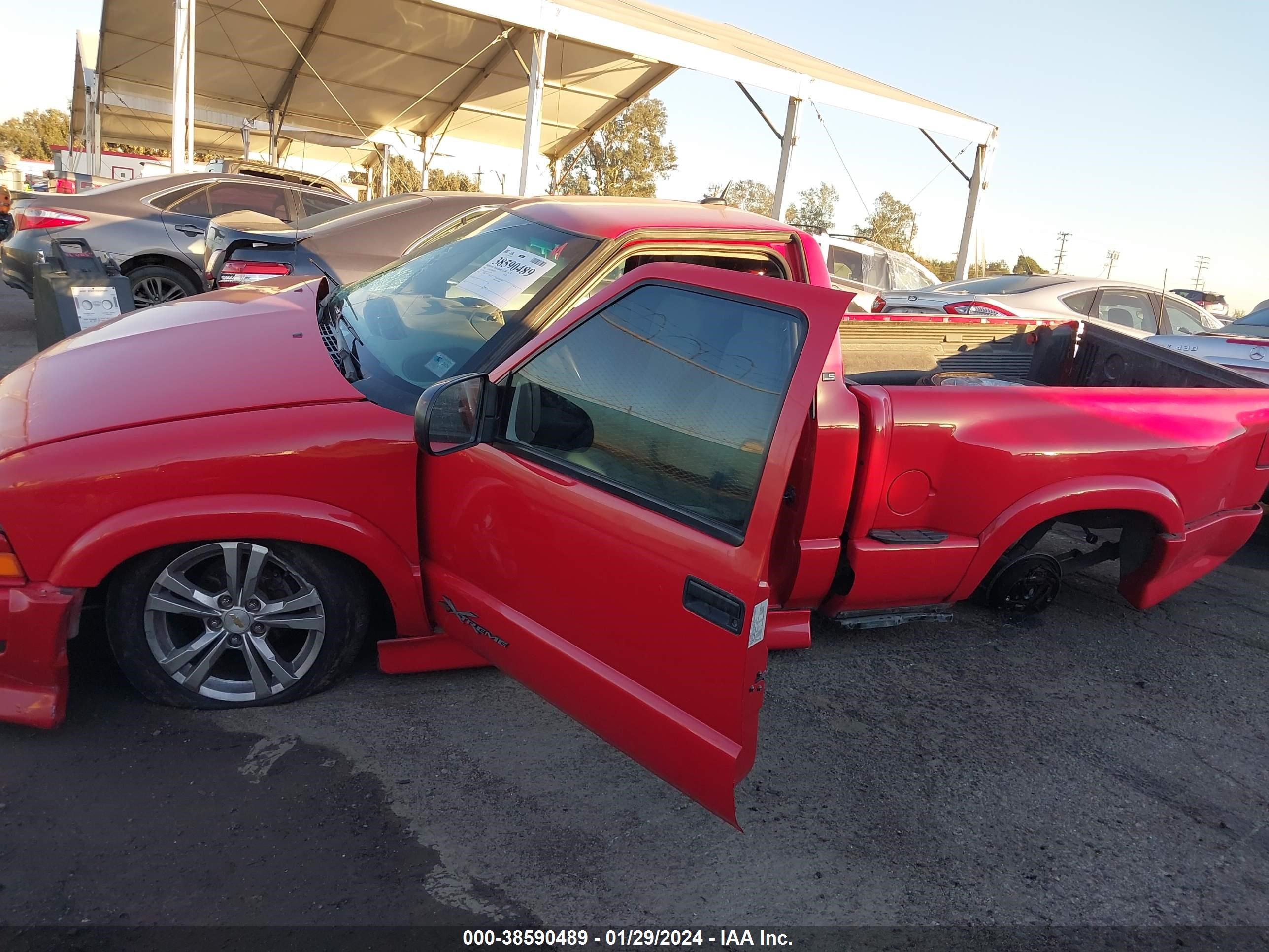 Photo 5 VIN: 1GCCS14W2Y8147753 - CHEVROLET S-10 PICKUP 