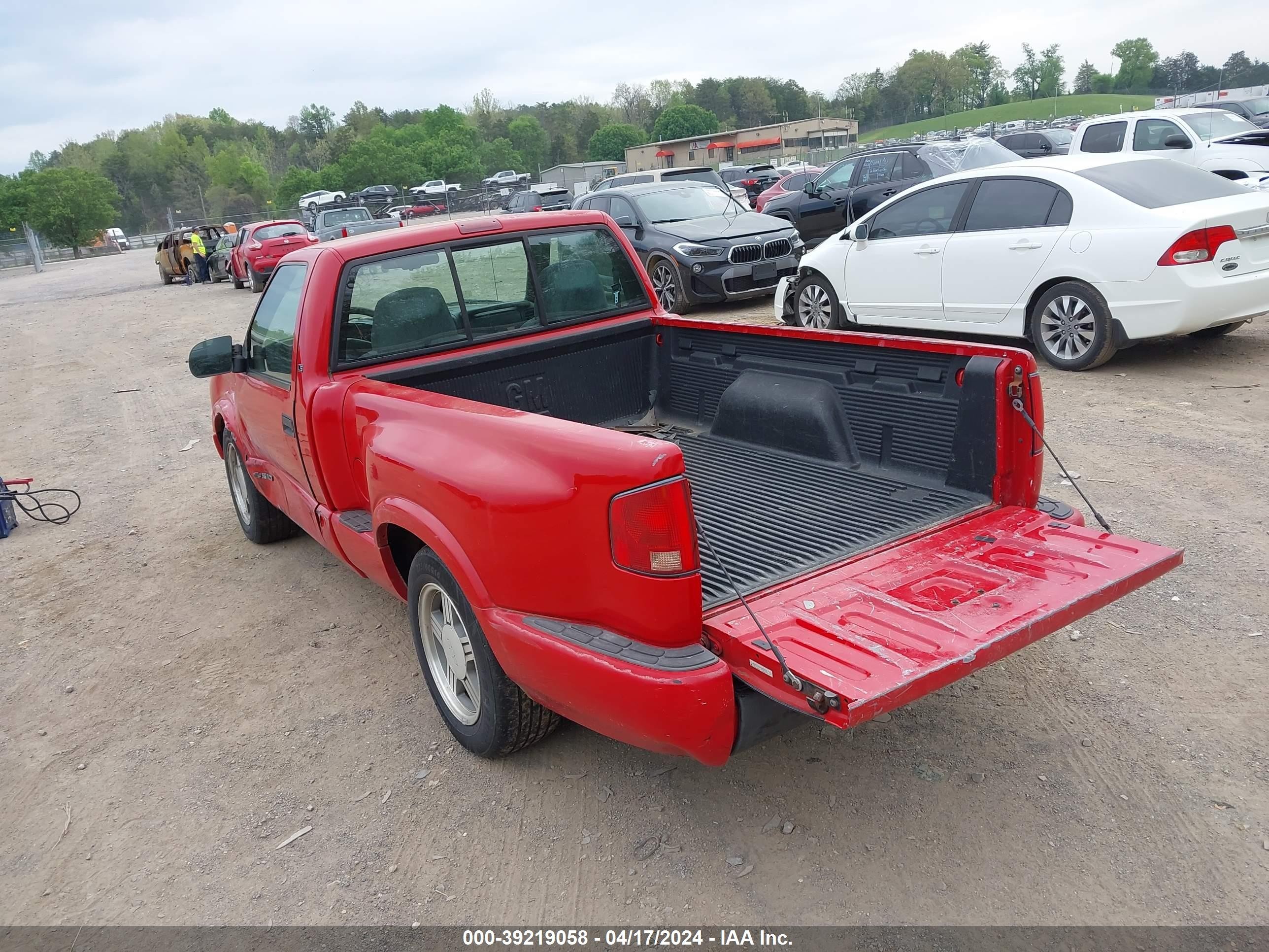 Photo 2 VIN: 1GCCS14W9Y8116211 - CHEVROLET S-10 PICKUP 