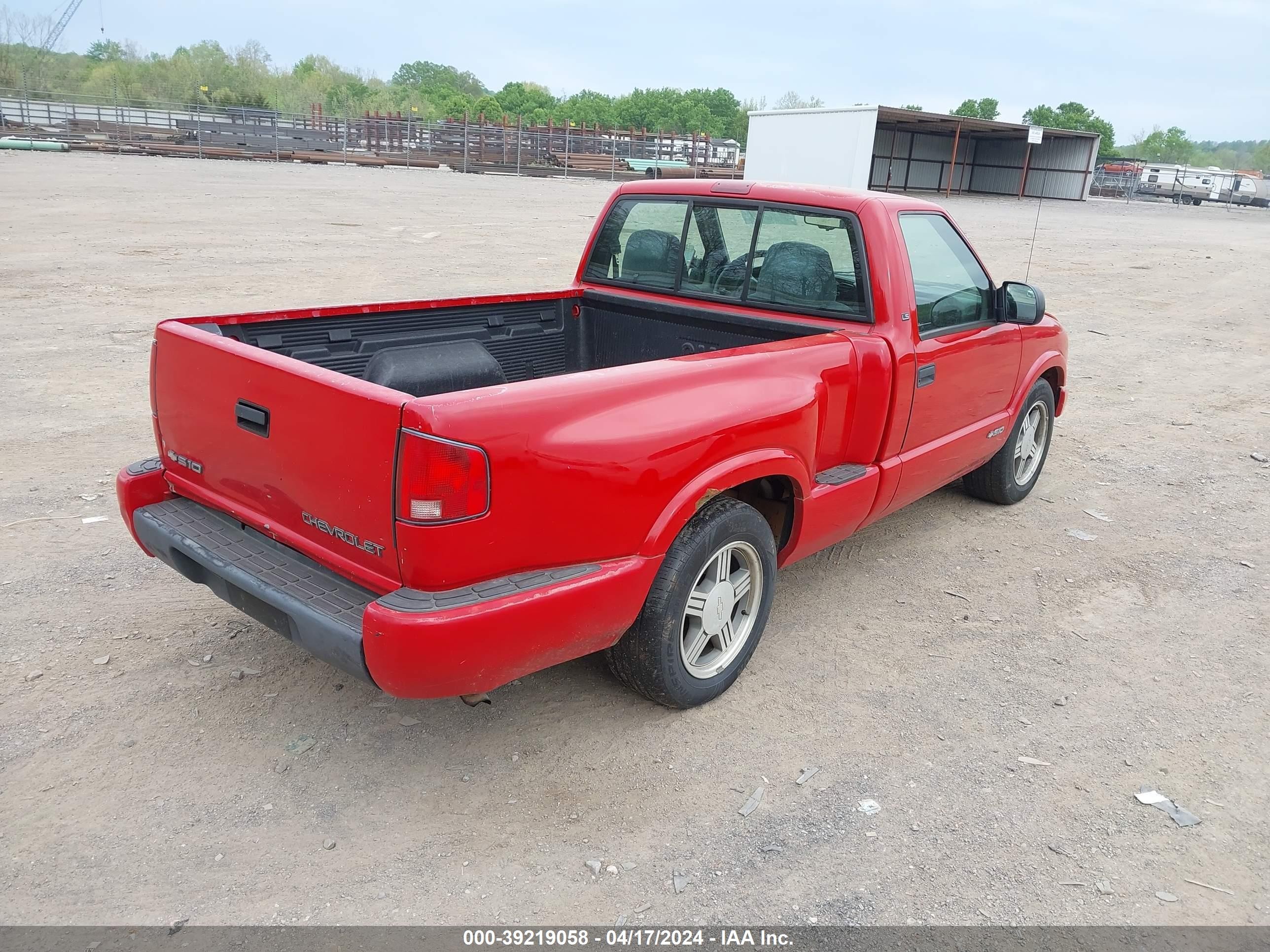 Photo 3 VIN: 1GCCS14W9Y8116211 - CHEVROLET S-10 PICKUP 