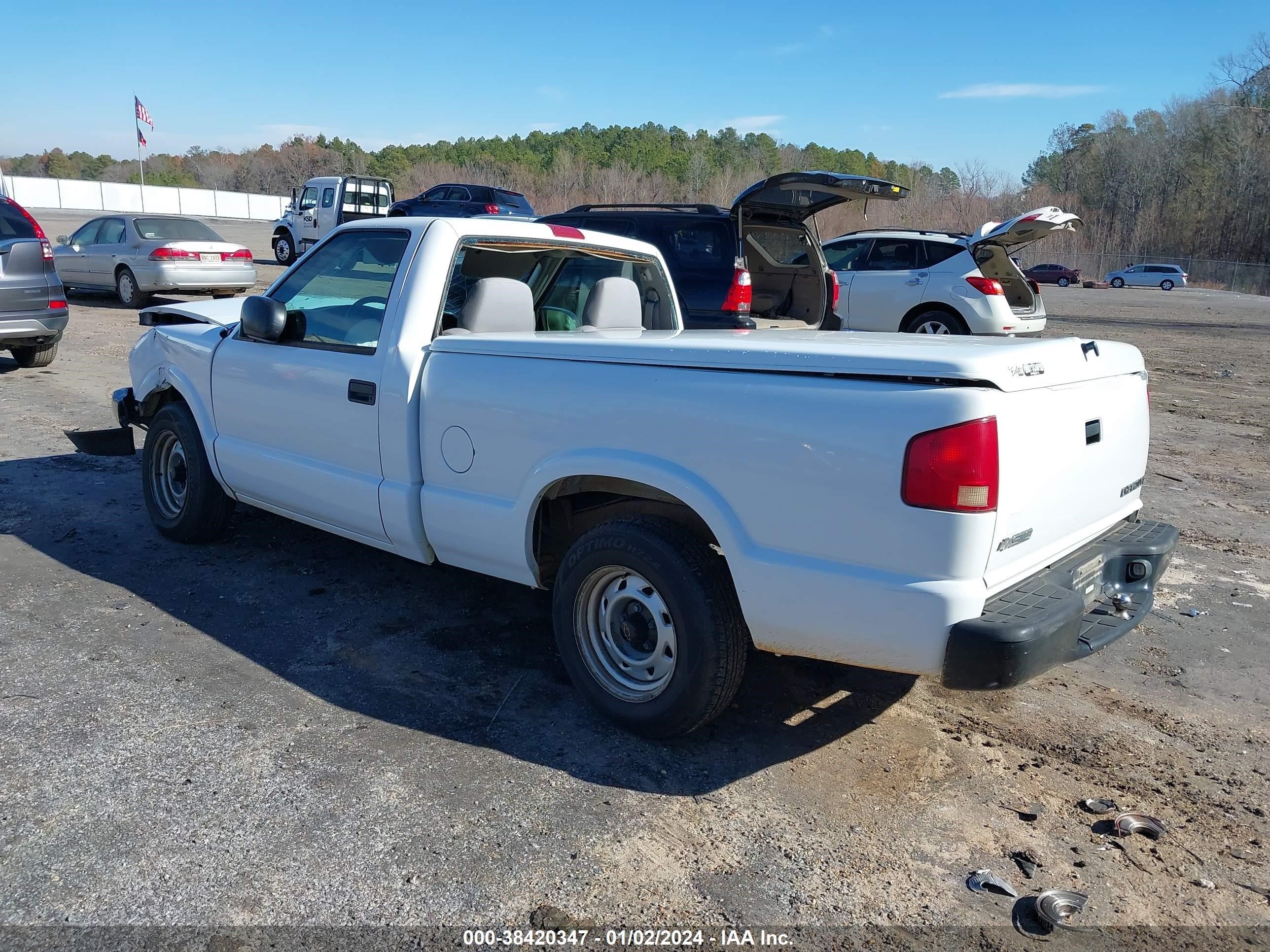 Photo 2 VIN: 1GCCS14XX38207215 - CHEVROLET S-10 PICKUP 