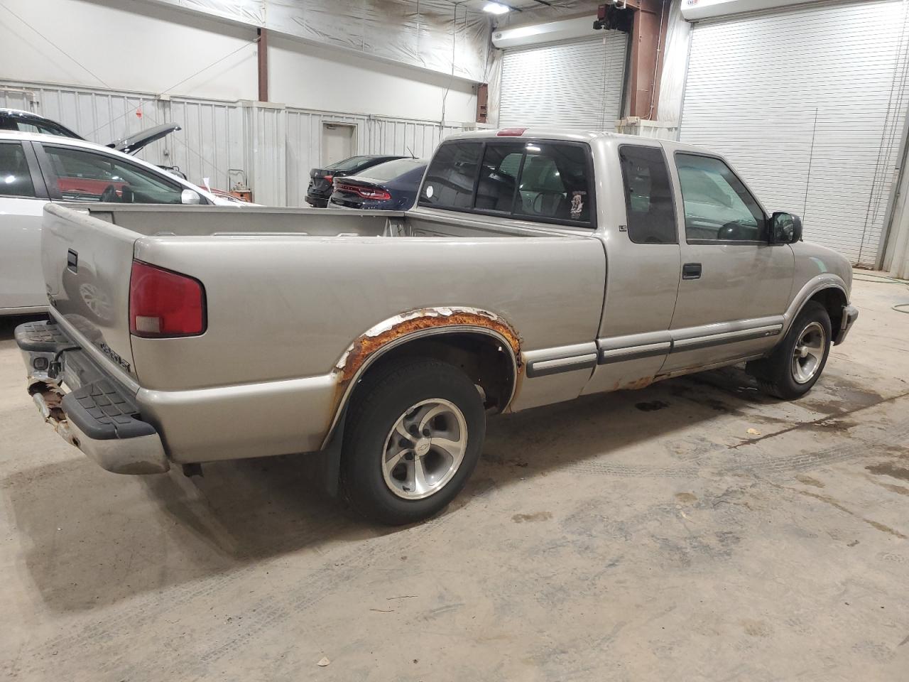 Photo 2 VIN: 1GCCS1942YK169519 - CHEVROLET S-10 PICKUP 