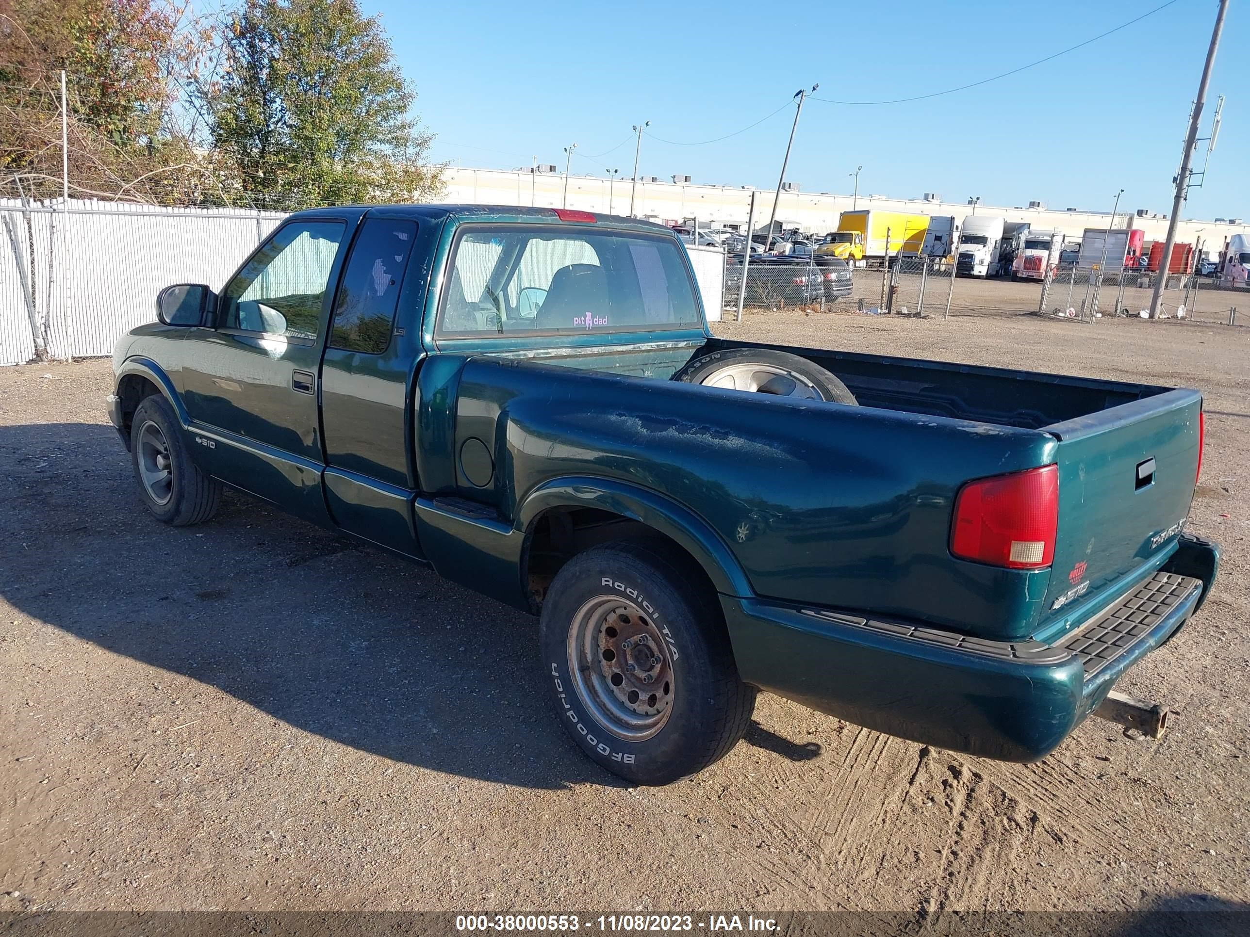 Photo 2 VIN: 1GCCS1943W8147328 - CHEVROLET S-10 PICKUP 