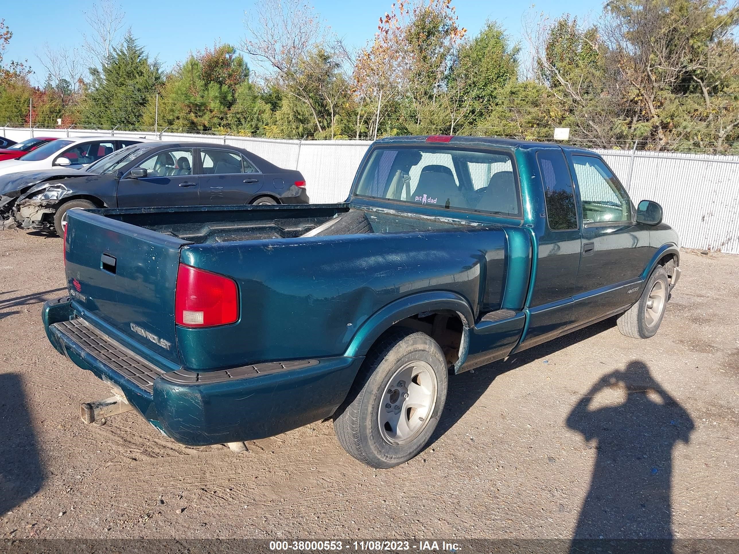 Photo 3 VIN: 1GCCS1943W8147328 - CHEVROLET S-10 PICKUP 