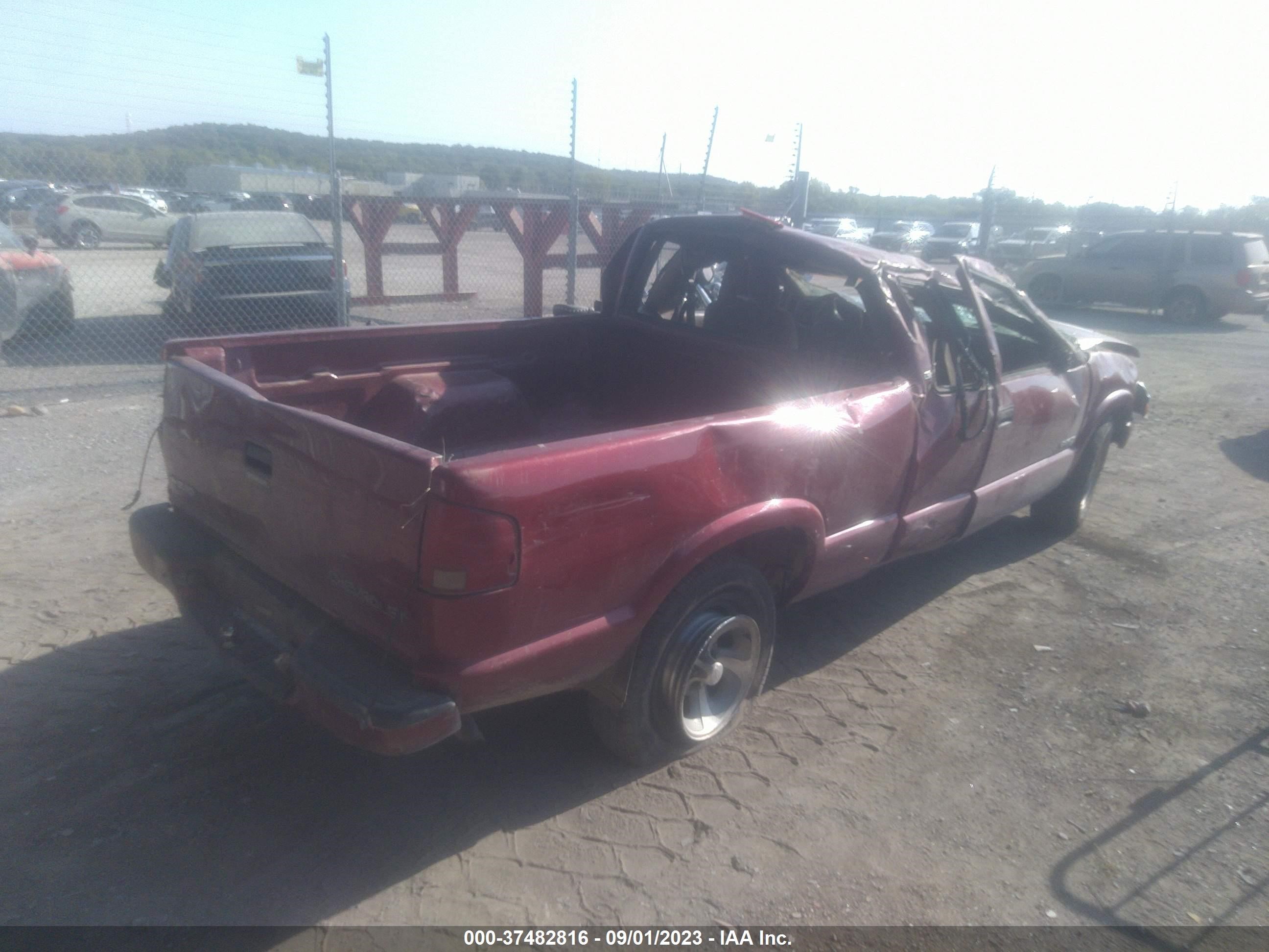 Photo 3 VIN: 1GCCS1943X8158170 - CHEVROLET S-10 PICKUP 