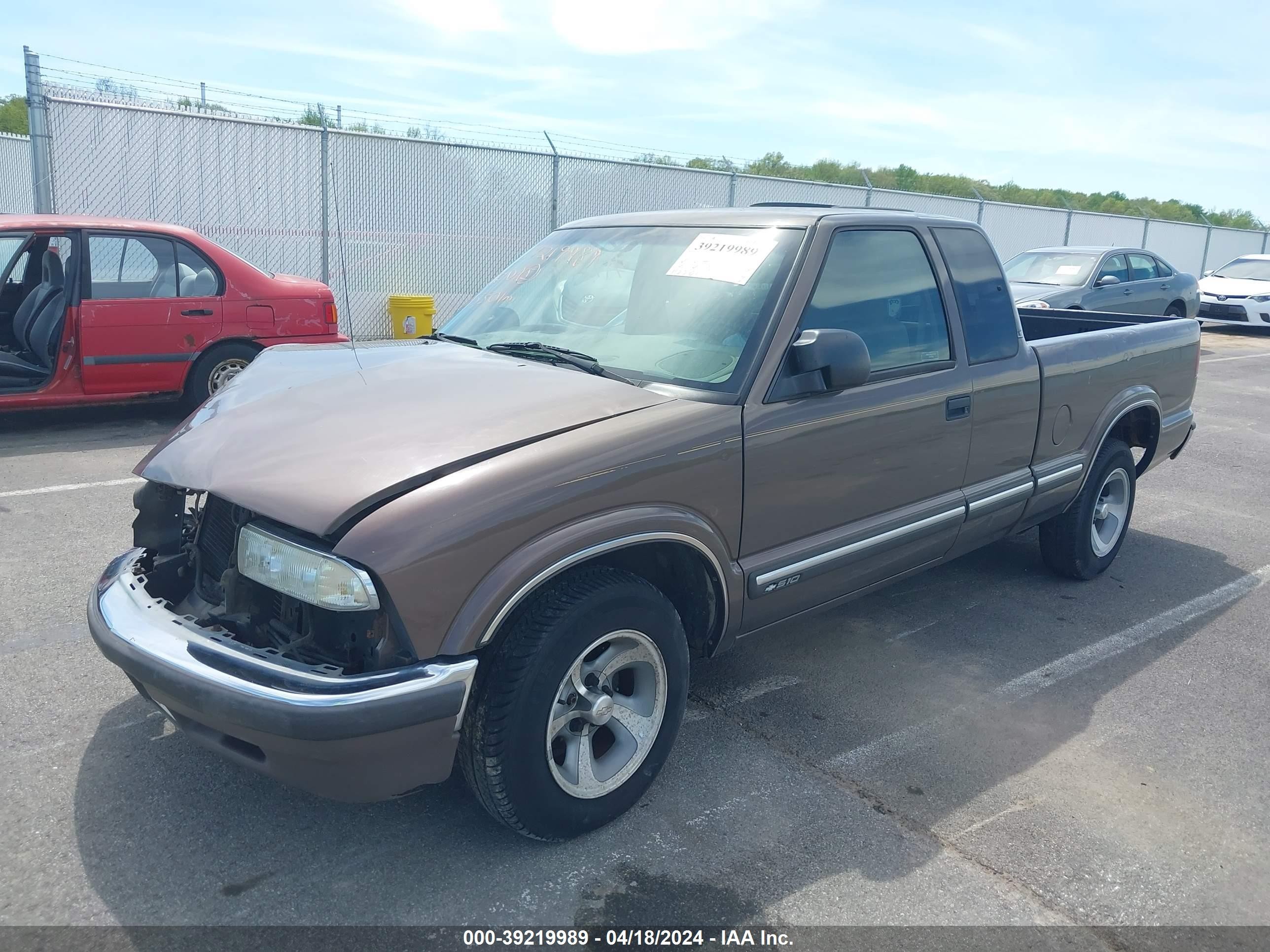 Photo 1 VIN: 1GCCS1944YK141575 - CHEVROLET S-10 PICKUP 