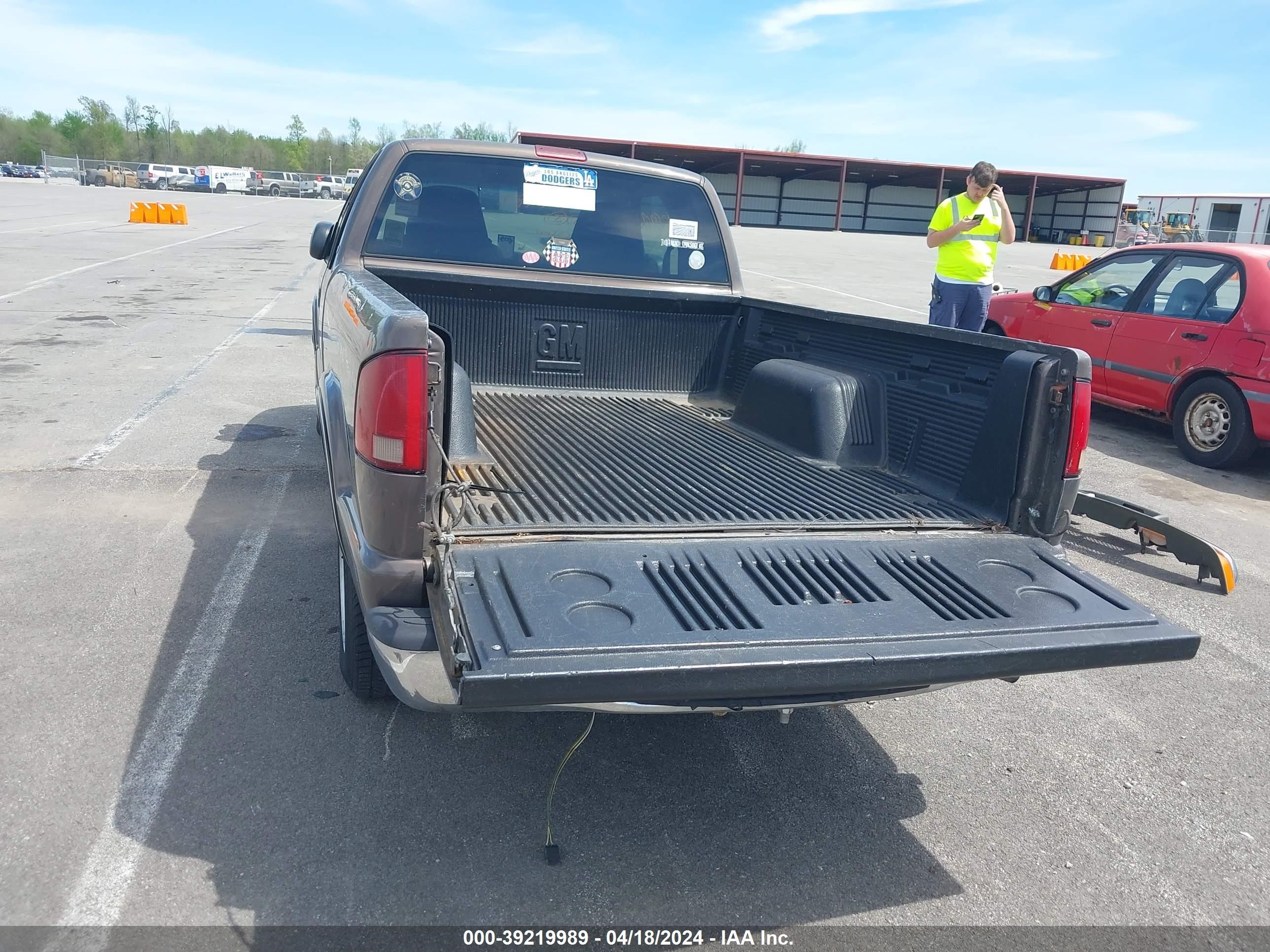 Photo 2 VIN: 1GCCS1944YK141575 - CHEVROLET S-10 PICKUP 