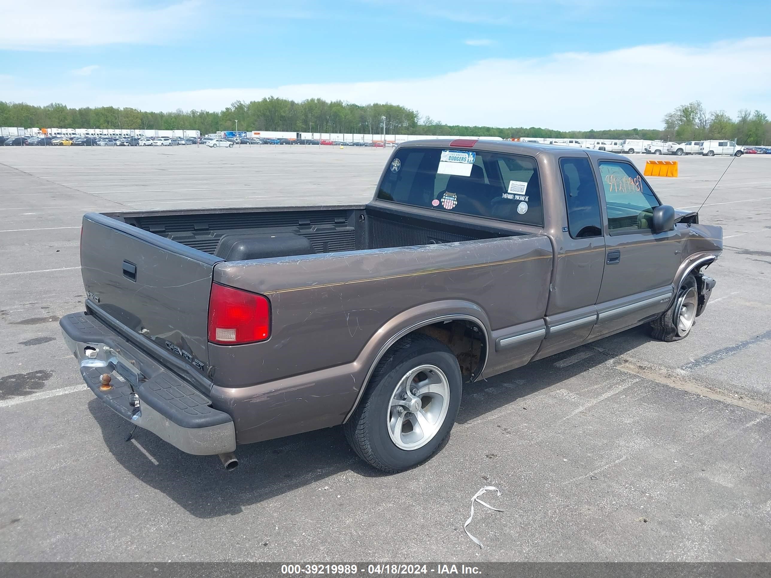 Photo 3 VIN: 1GCCS1944YK141575 - CHEVROLET S-10 PICKUP 