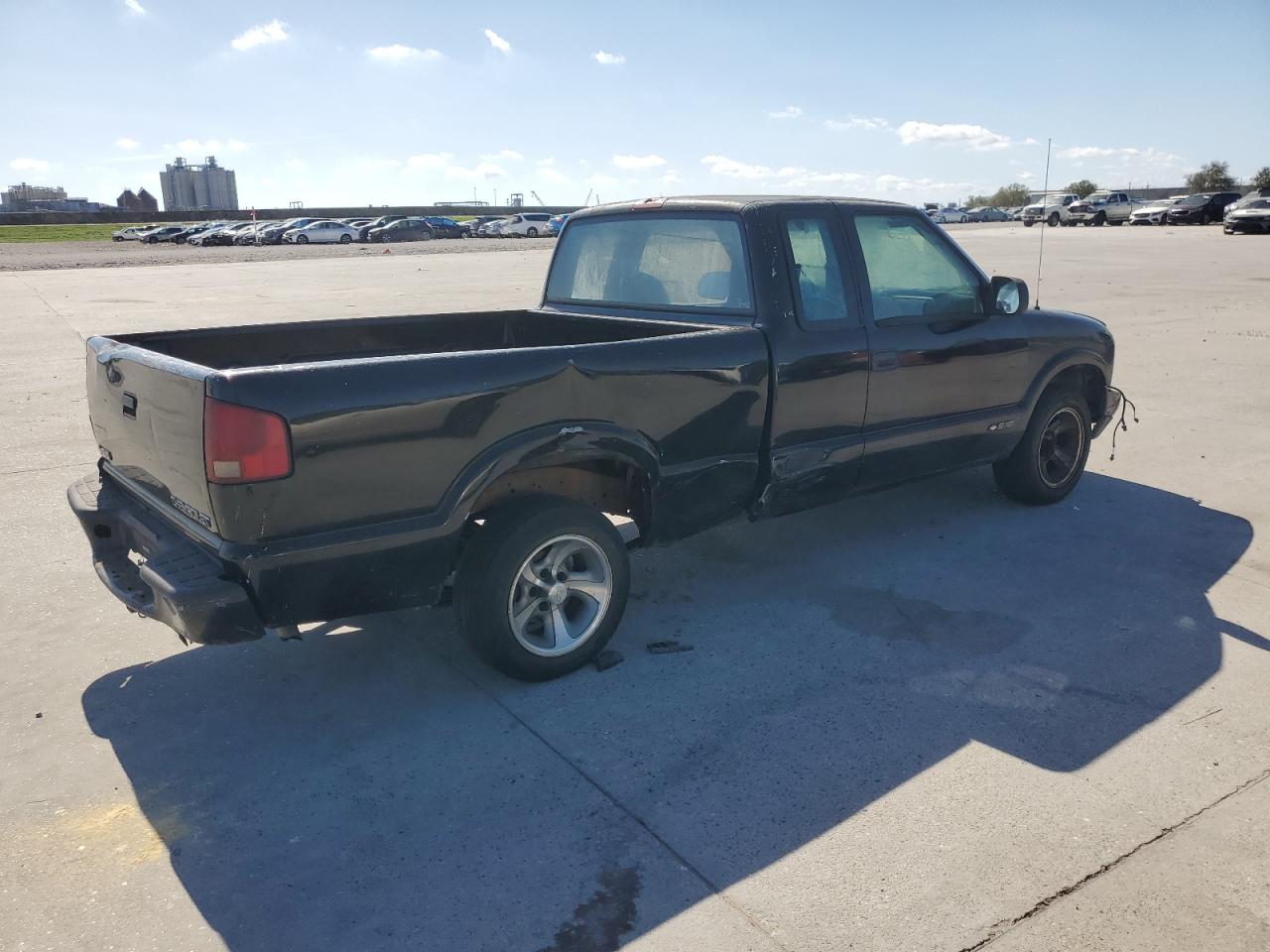 Photo 2 VIN: 1GCCS1944YK183311 - CHEVROLET S-10 PICKUP 