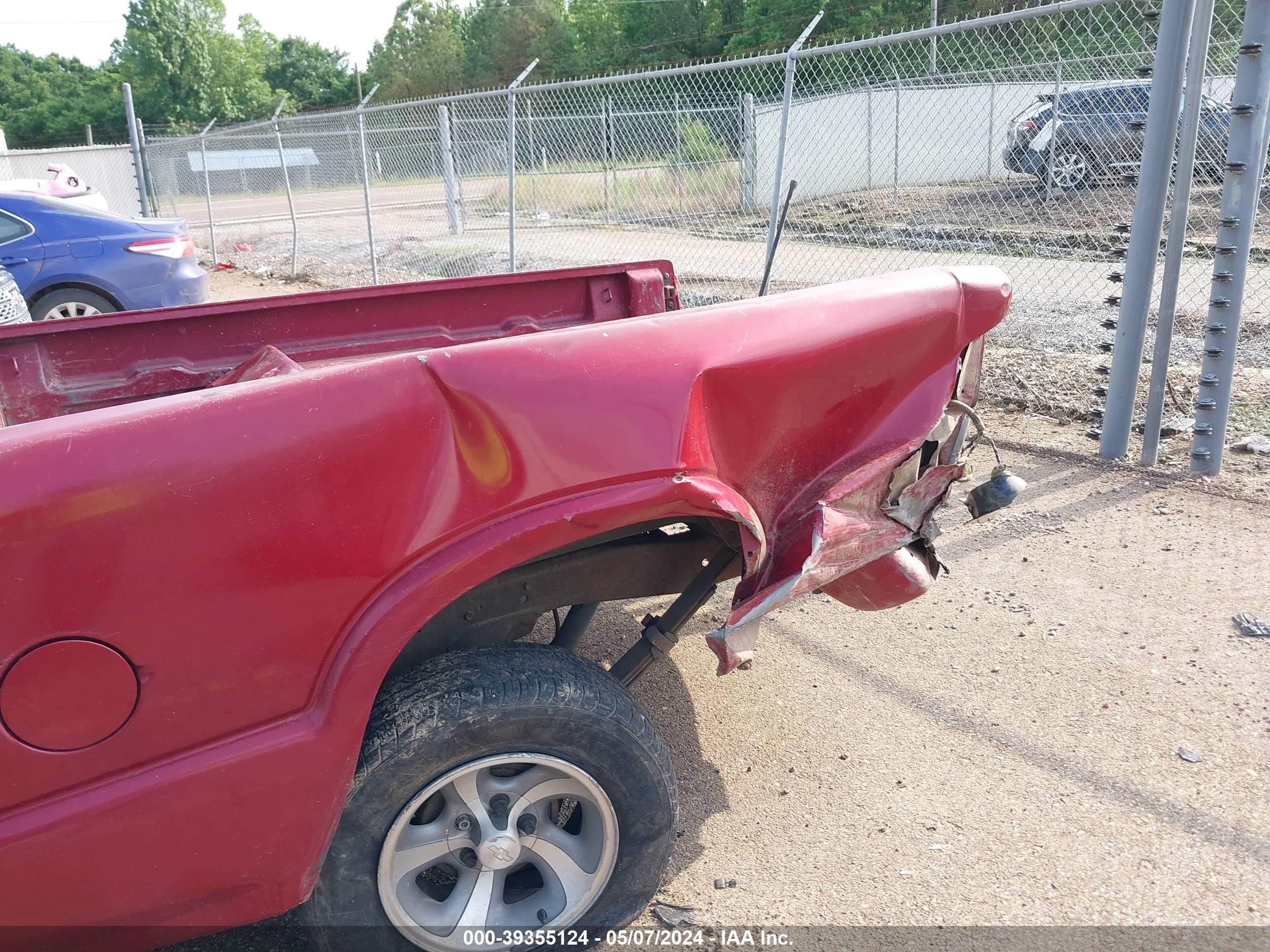 Photo 12 VIN: 1GCCS1945W8128747 - CHEVROLET S-10 PICKUP 