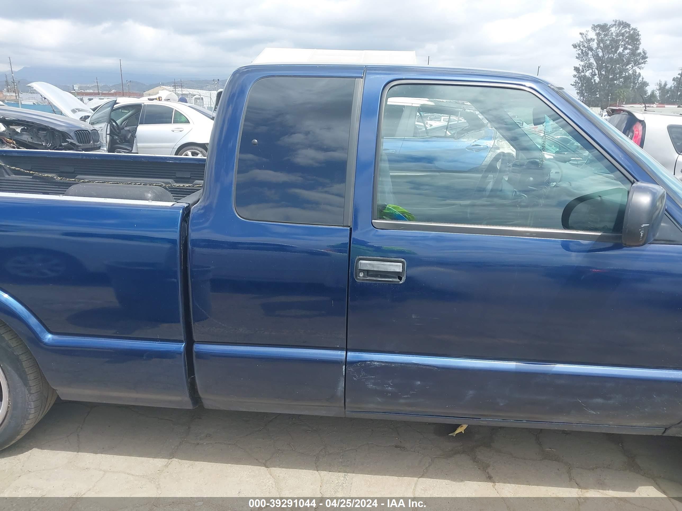 Photo 12 VIN: 1GCCS195118199705 - CHEVROLET S-10 PICKUP 