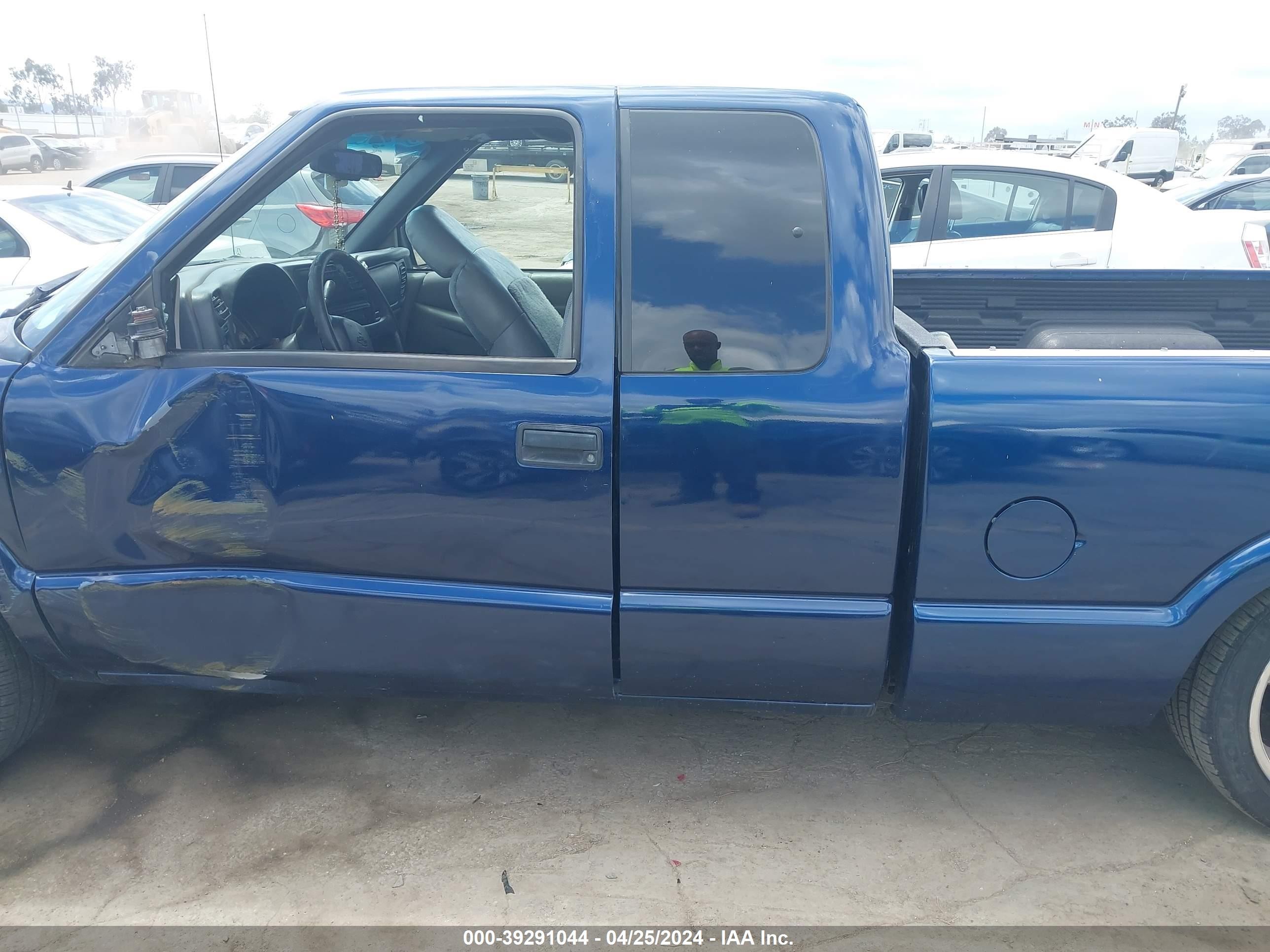 Photo 13 VIN: 1GCCS195118199705 - CHEVROLET S-10 PICKUP 