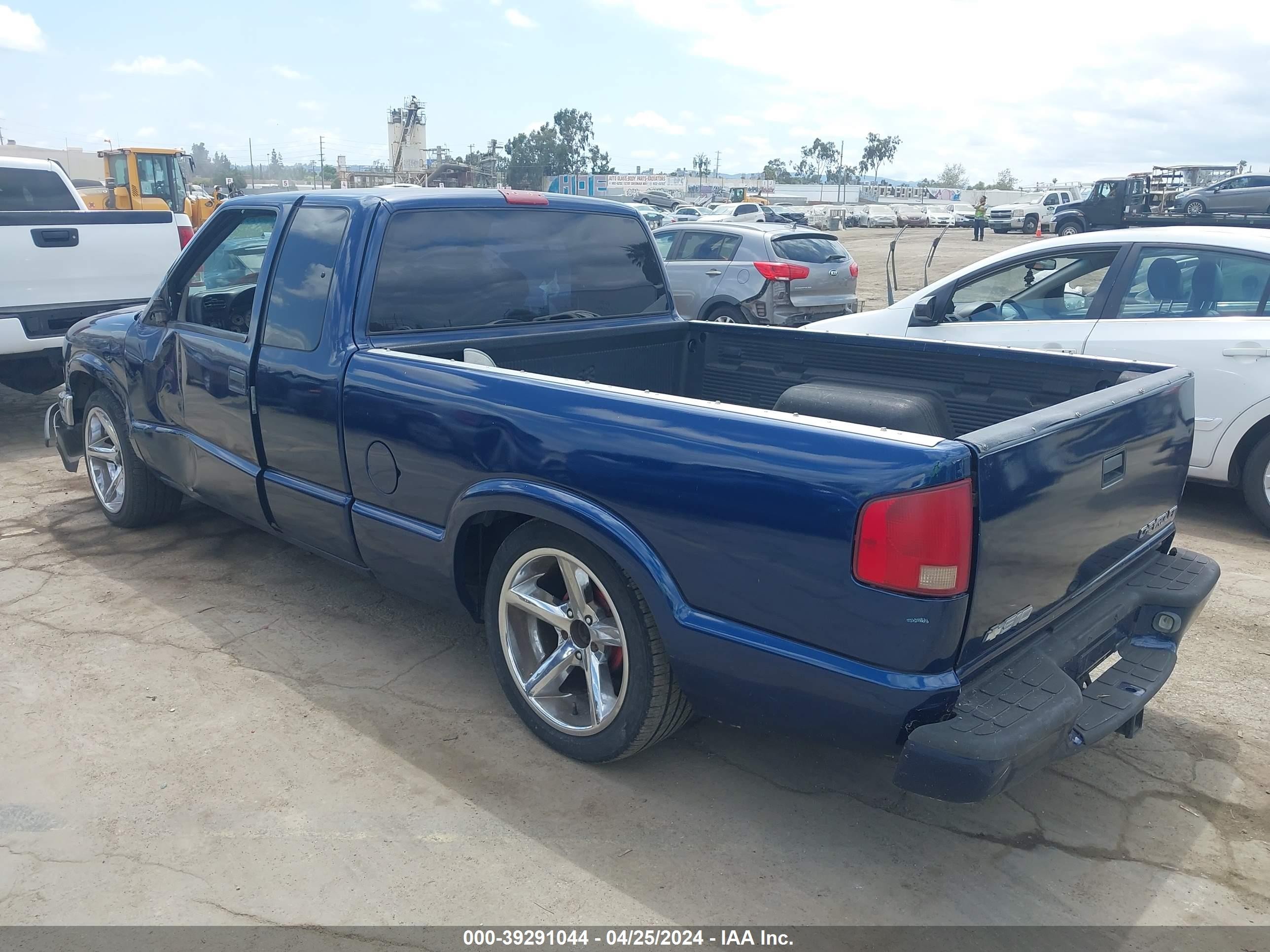 Photo 2 VIN: 1GCCS195118199705 - CHEVROLET S-10 PICKUP 