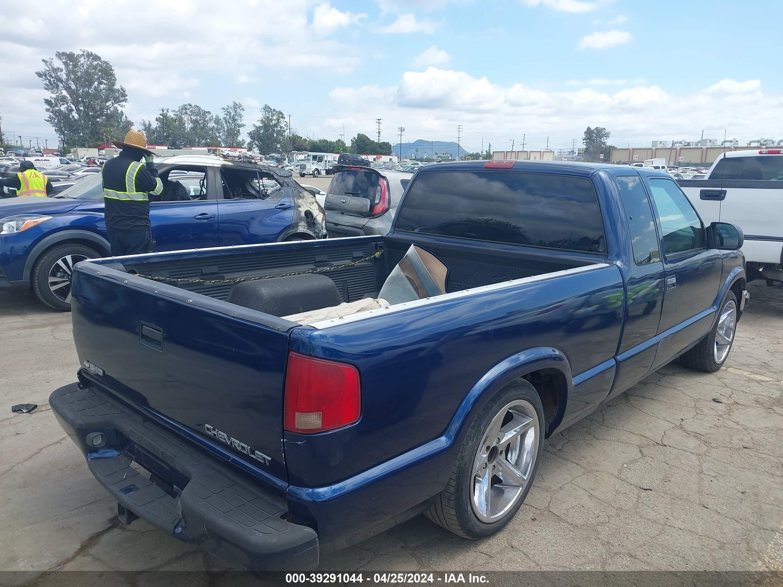 Photo 3 VIN: 1GCCS195118199705 - CHEVROLET S-10 PICKUP 