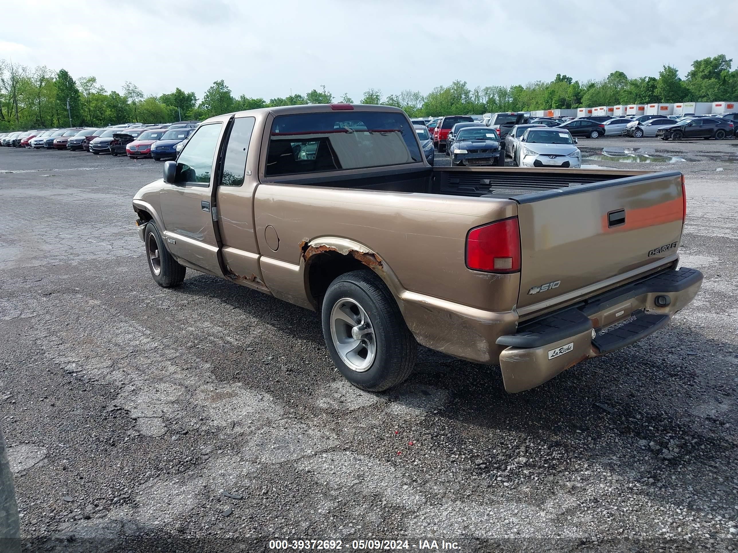 Photo 2 VIN: 1GCCS195328146876 - CHEVROLET S-10 PICKUP 