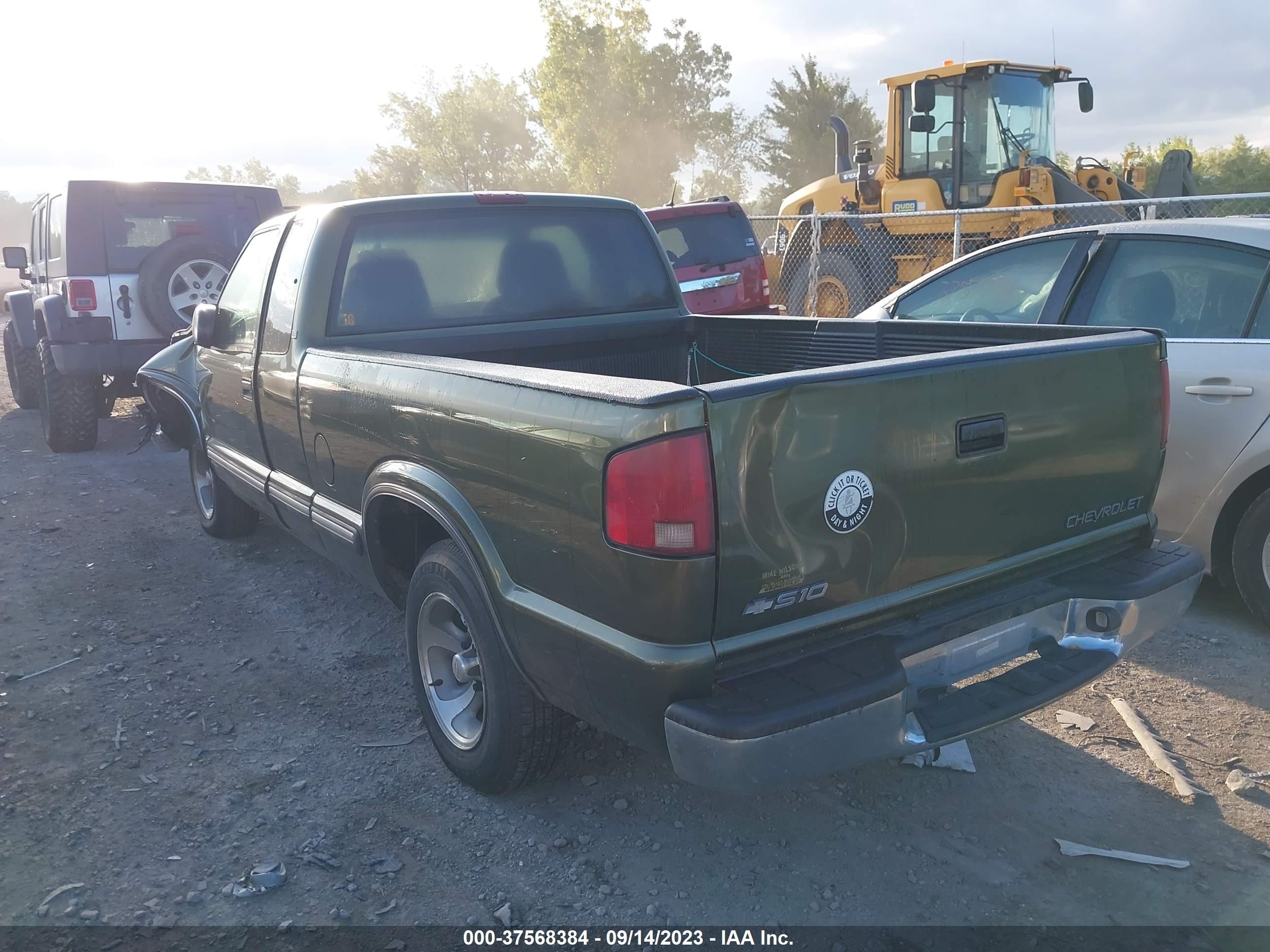 Photo 2 VIN: 1GCCS19W01K175889 - CHEVROLET S-10 PICKUP 