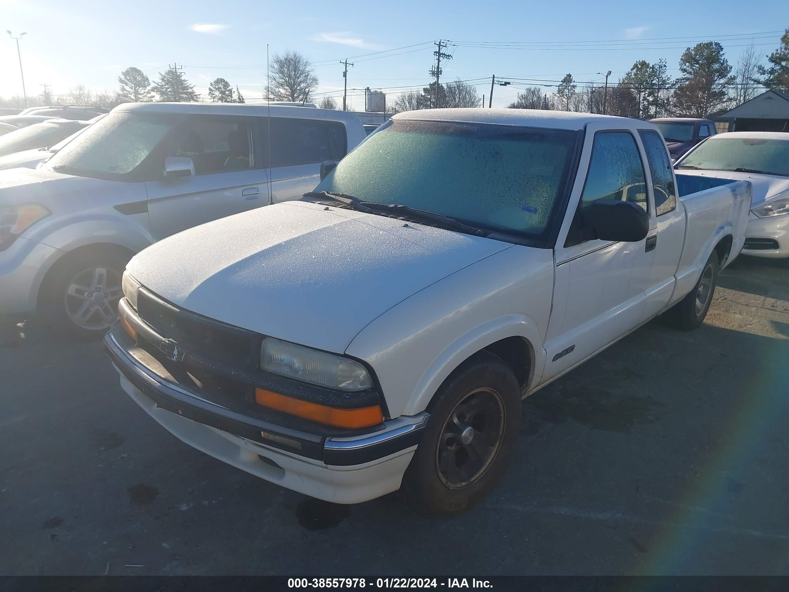 Photo 1 VIN: 1GCCS19W1Y8198217 - CHEVROLET S-10 PICKUP 