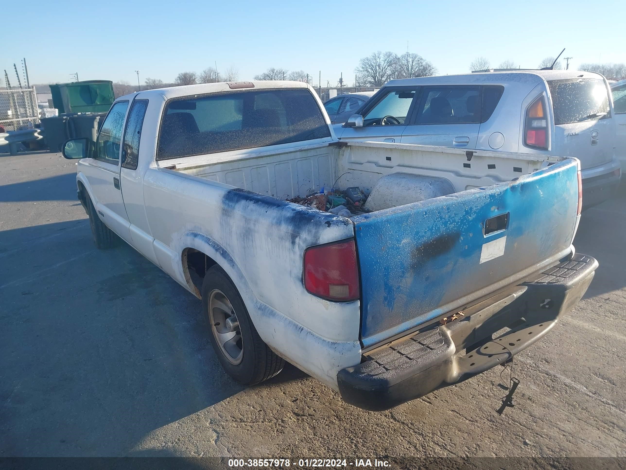 Photo 2 VIN: 1GCCS19W1Y8198217 - CHEVROLET S-10 PICKUP 