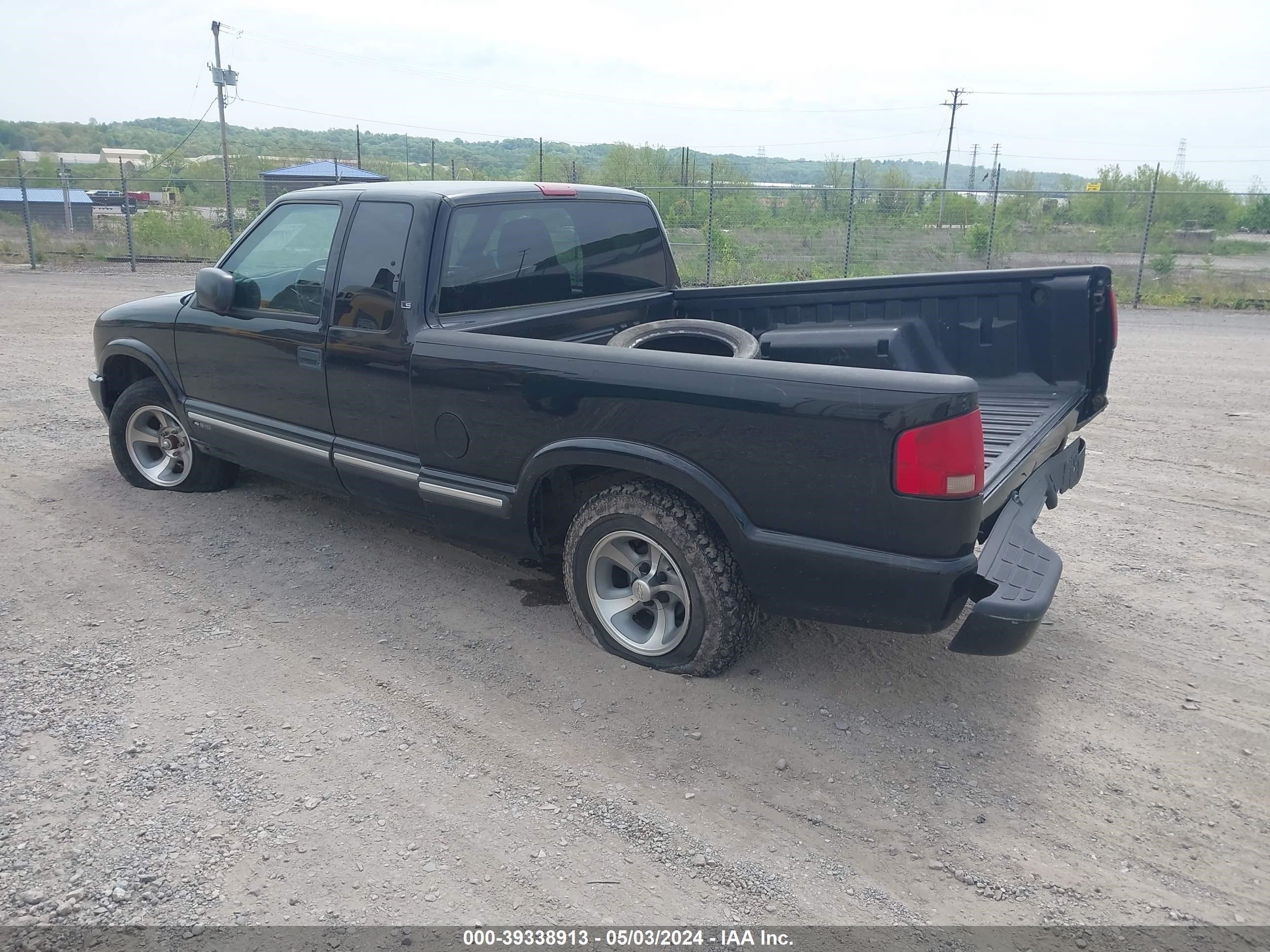 Photo 2 VIN: 1GCCS19W318184633 - CHEVROLET S-10 PICKUP 