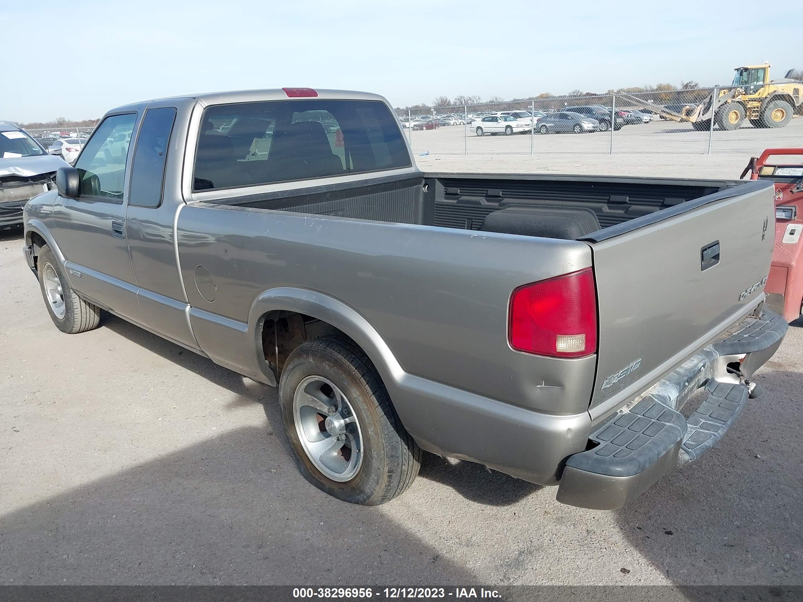 Photo 2 VIN: 1GCCS19W528221800 - CHEVROLET S-10 PICKUP 