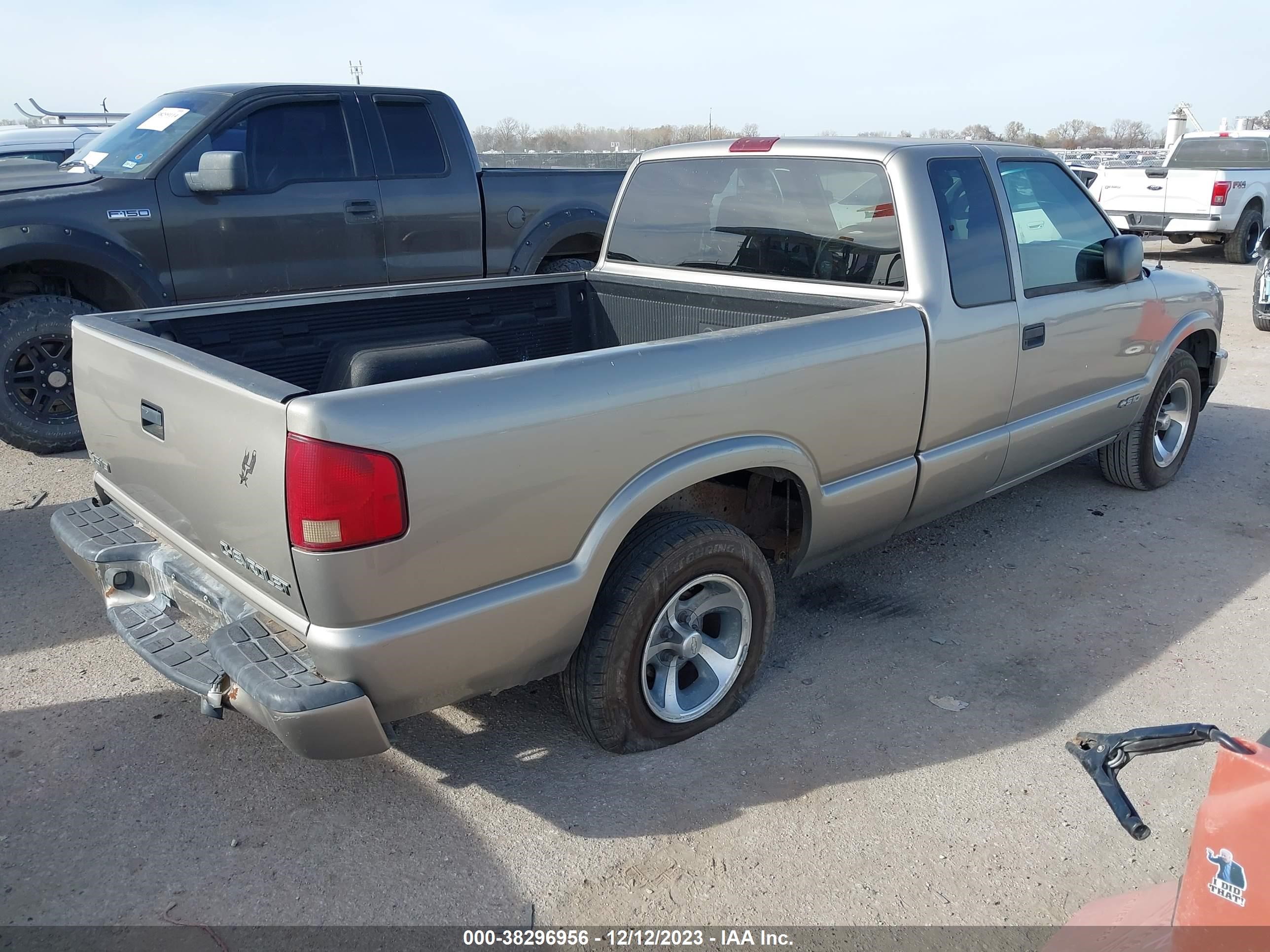 Photo 3 VIN: 1GCCS19W528221800 - CHEVROLET S-10 PICKUP 