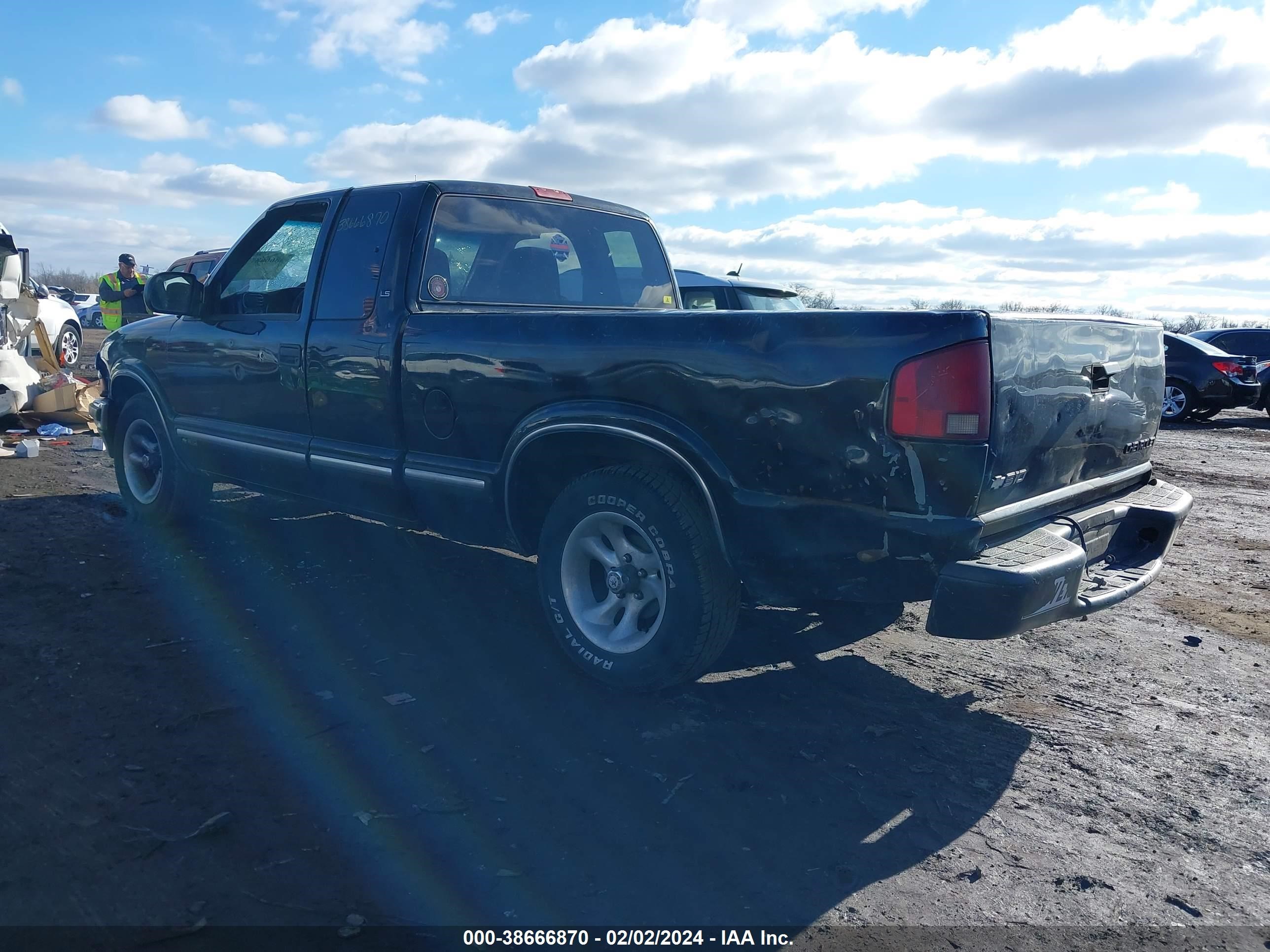 Photo 2 VIN: 1GCCS19W928216776 - CHEVROLET S-10 PICKUP 