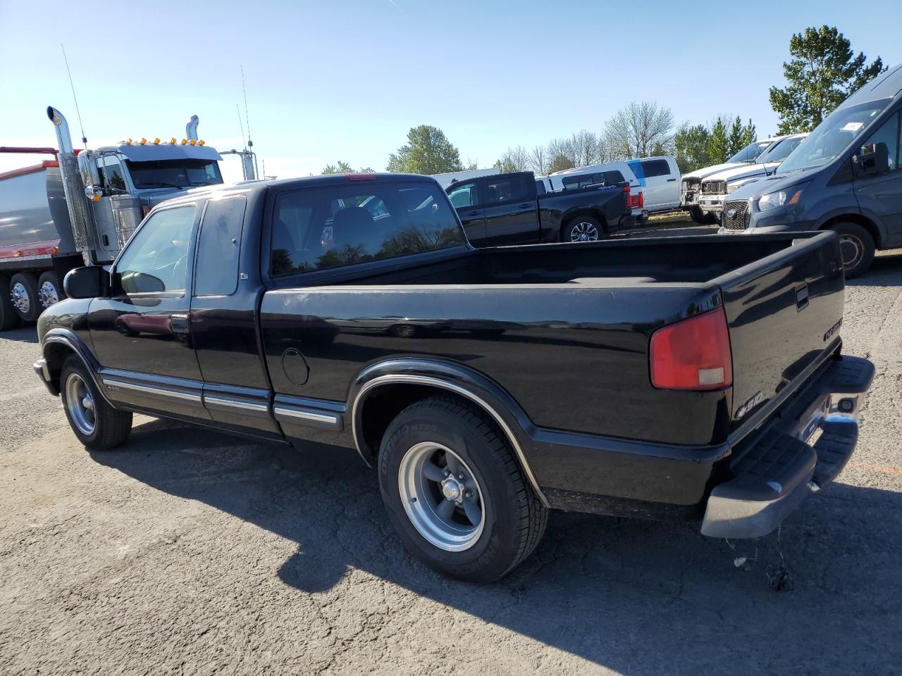 Photo 1 VIN: 1GCCS19W928247980 - CHEVROLET S-10 PICKUP 