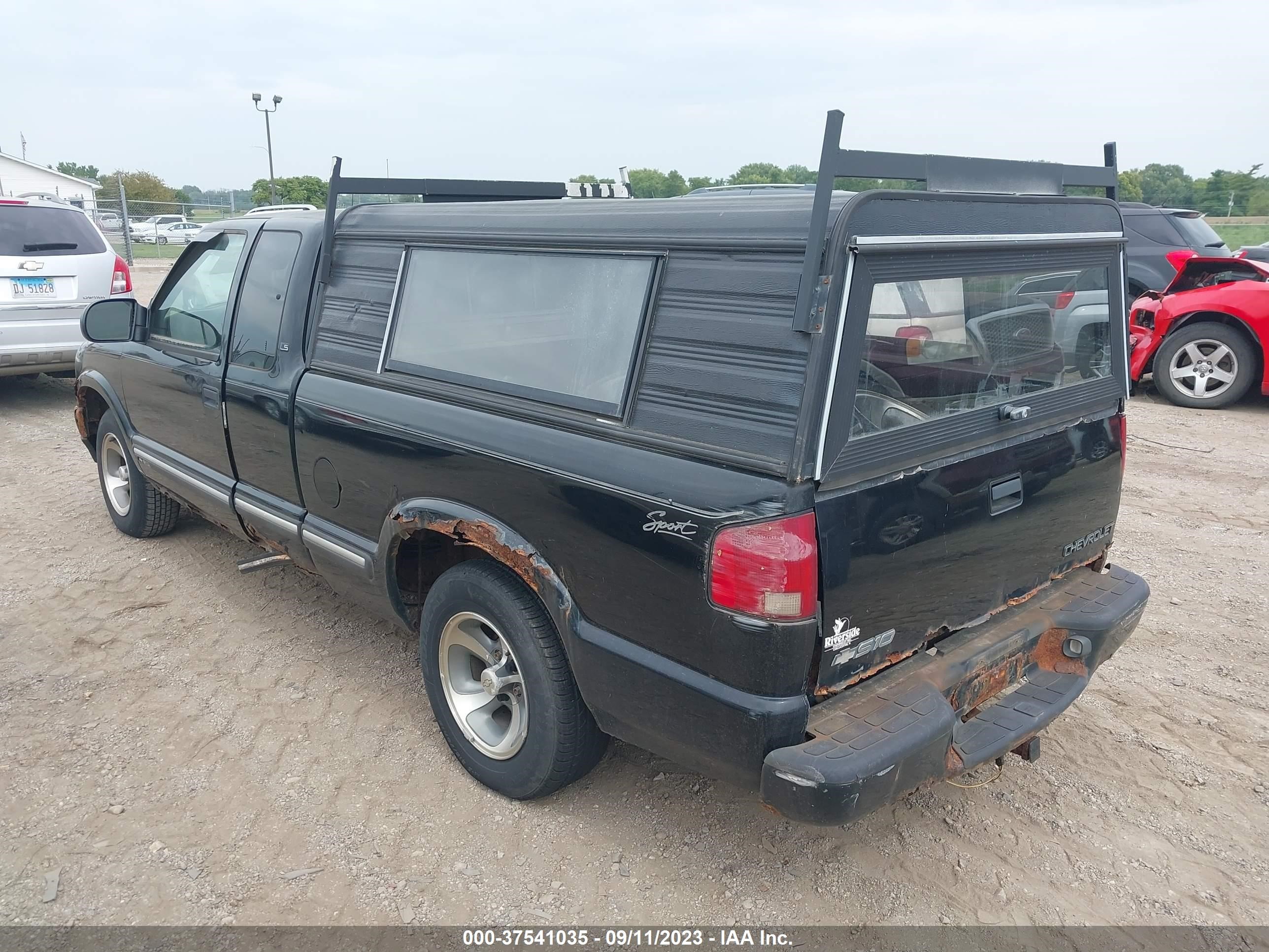 Photo 2 VIN: 1GCCS19WX18178862 - CHEVROLET S-10 PICKUP 