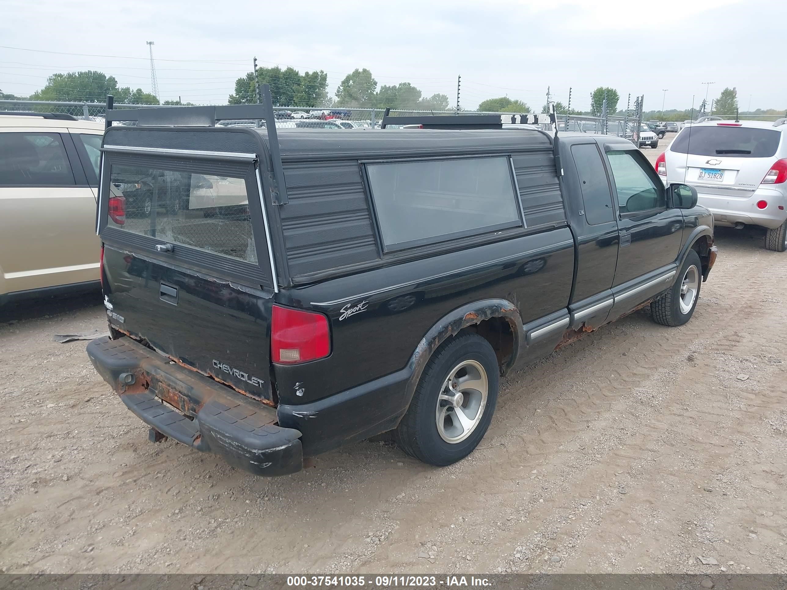 Photo 3 VIN: 1GCCS19WX18178862 - CHEVROLET S-10 PICKUP 