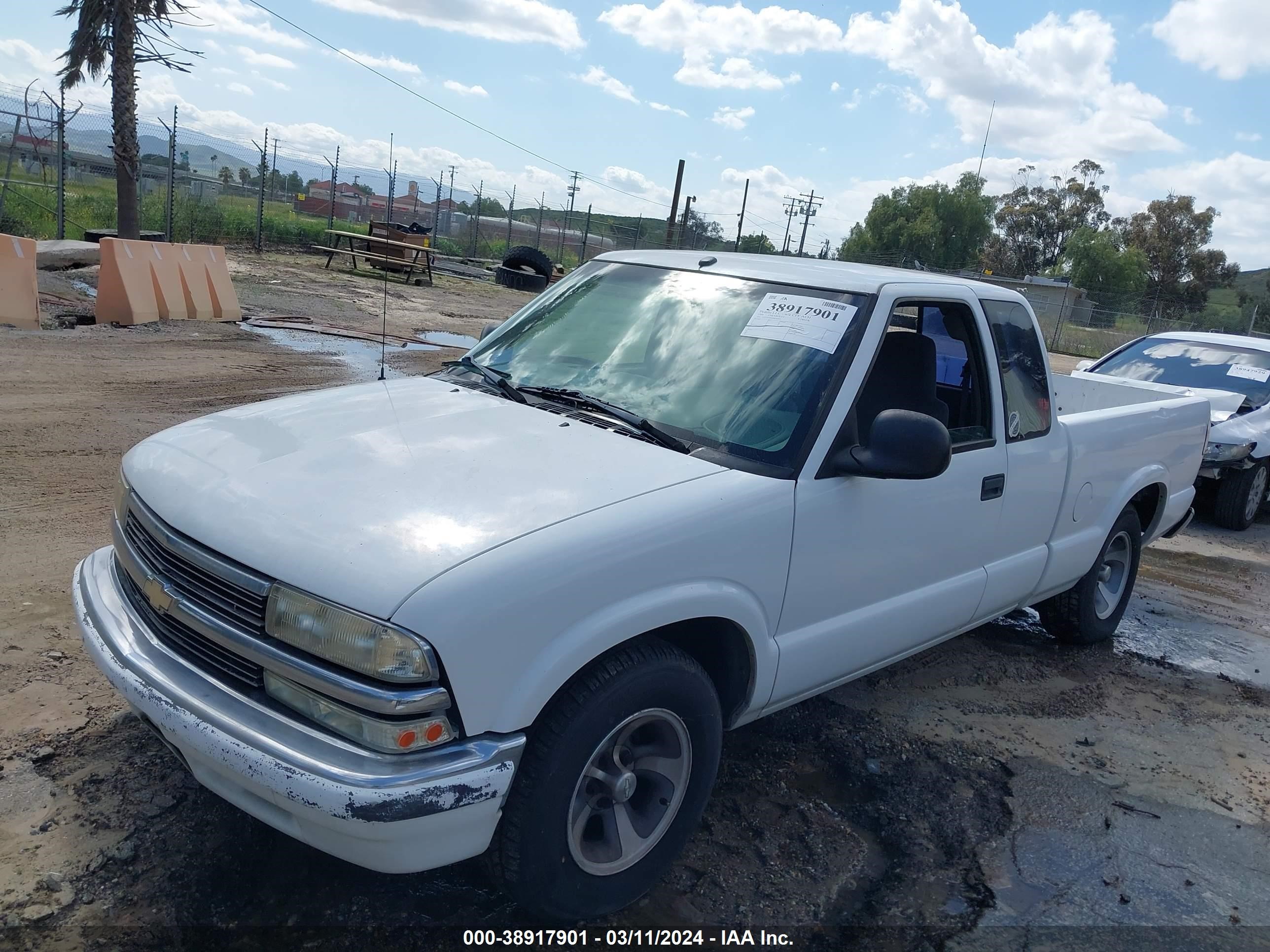 Photo 1 VIN: 1GCCS19X0W8182631 - CHEVROLET S-10 PICKUP 