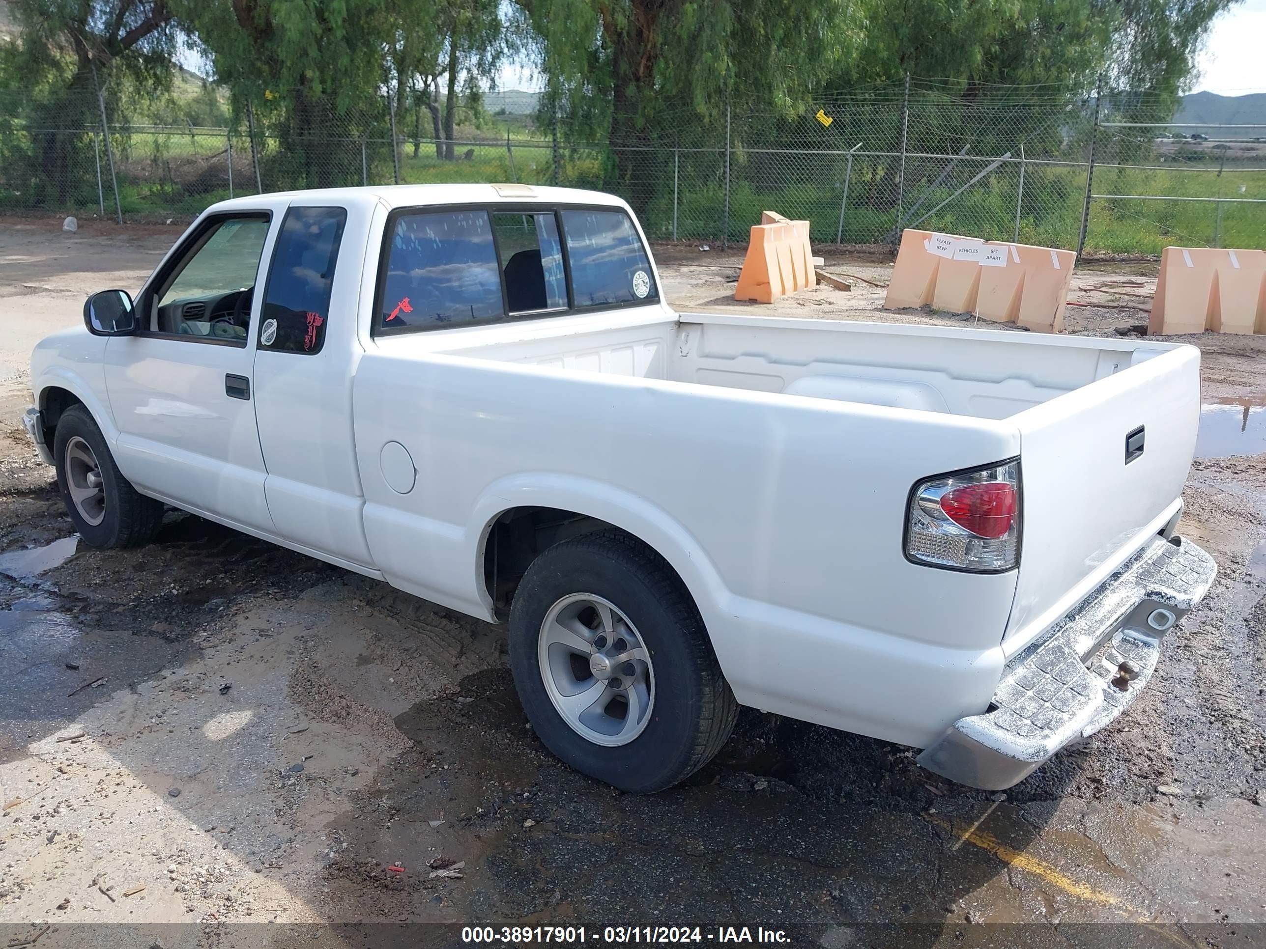 Photo 2 VIN: 1GCCS19X0W8182631 - CHEVROLET S-10 PICKUP 