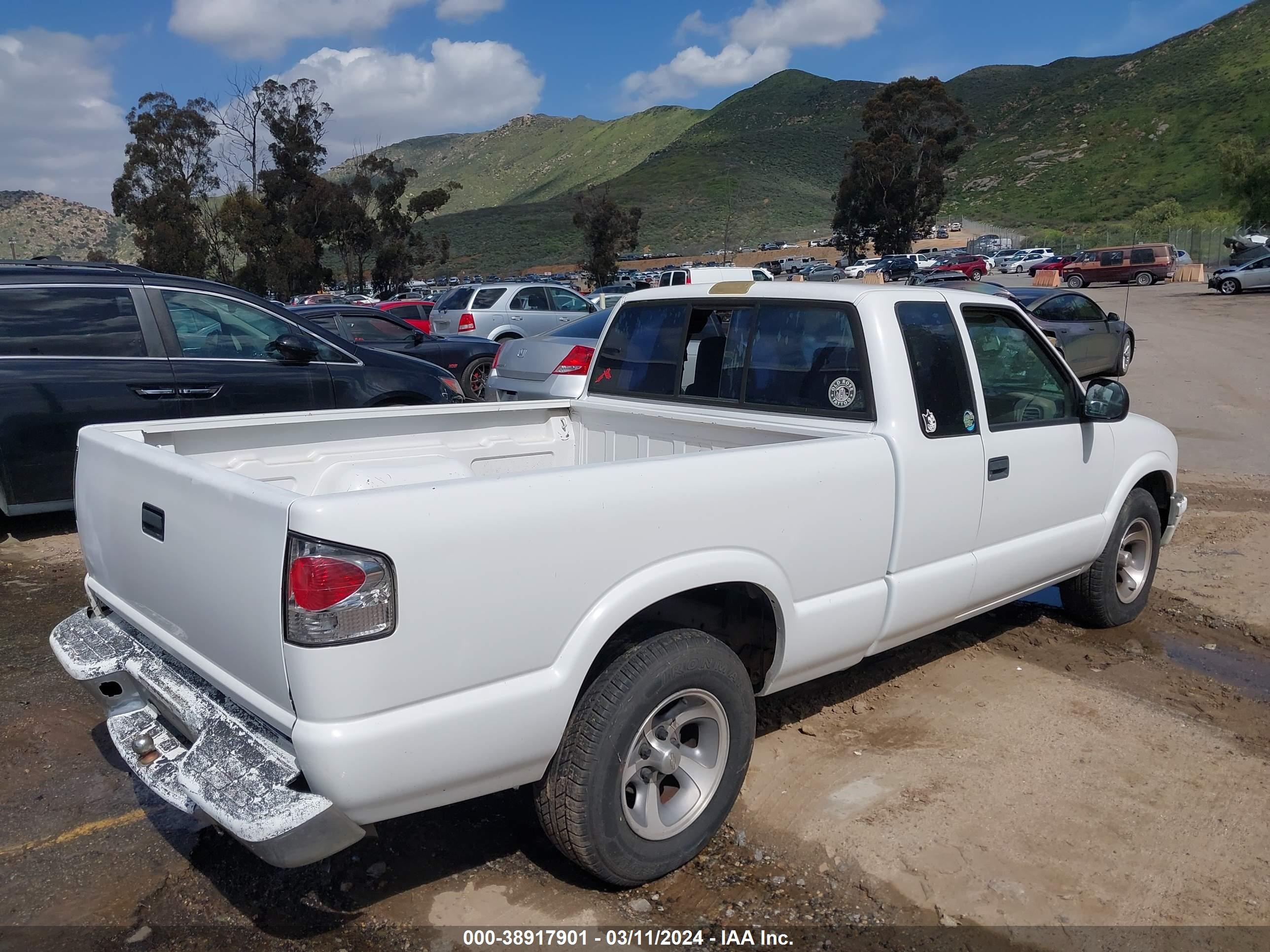 Photo 3 VIN: 1GCCS19X0W8182631 - CHEVROLET S-10 PICKUP 