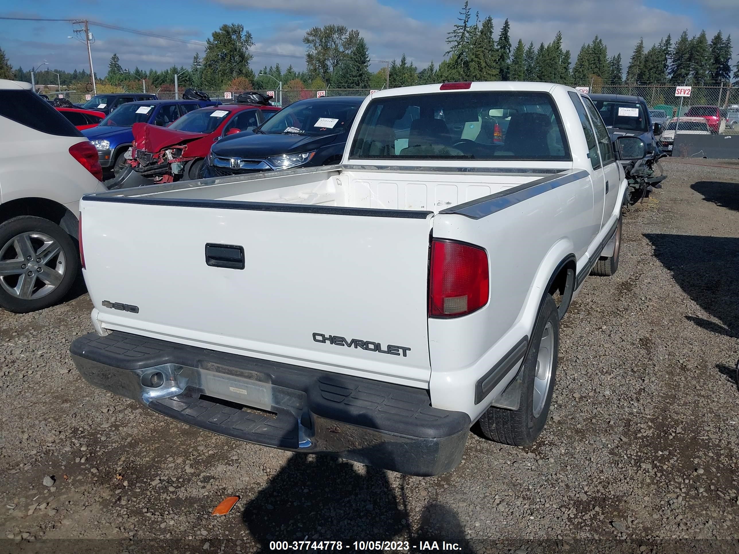 Photo 3 VIN: 1GCCS19X0W8228393 - CHEVROLET S-10 PICKUP 