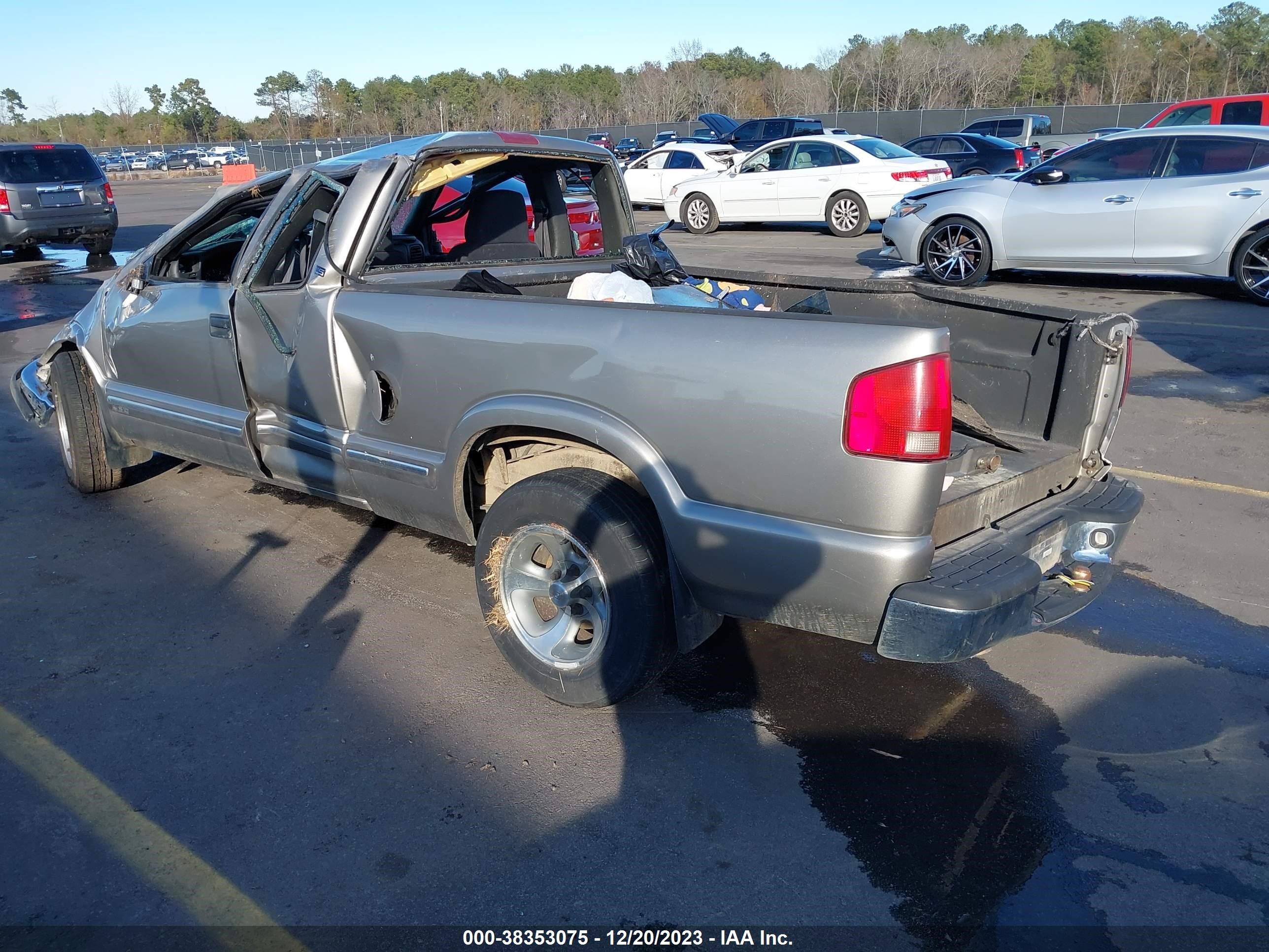 Photo 2 VIN: 1GCCS19X138270180 - CHEVROLET S-10 PICKUP 