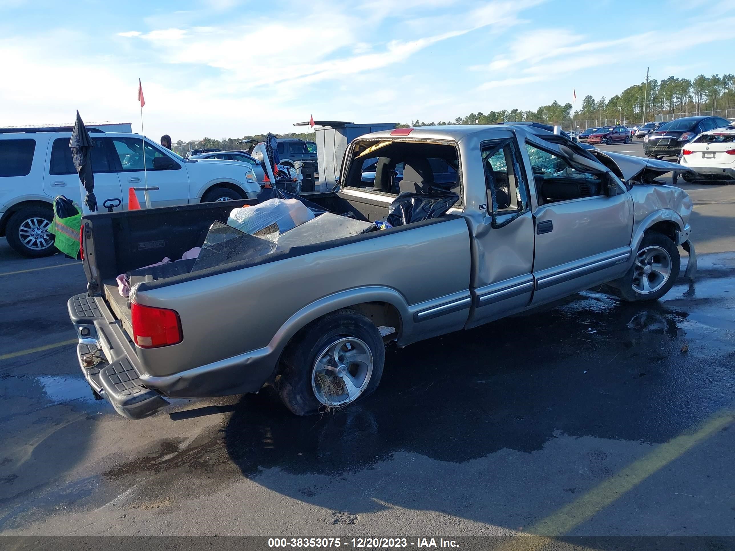 Photo 3 VIN: 1GCCS19X138270180 - CHEVROLET S-10 PICKUP 