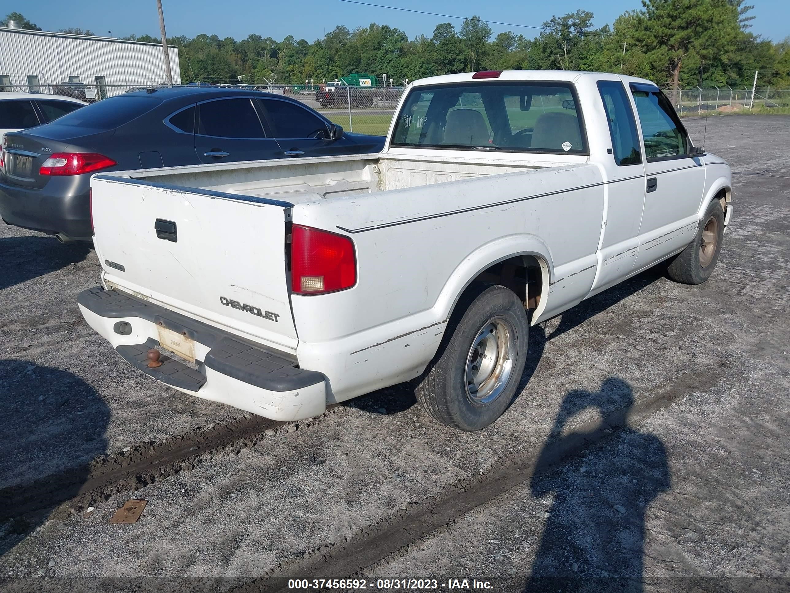 Photo 3 VIN: 1GCCS19X1W8122146 - CHEVROLET S-10 PICKUP 