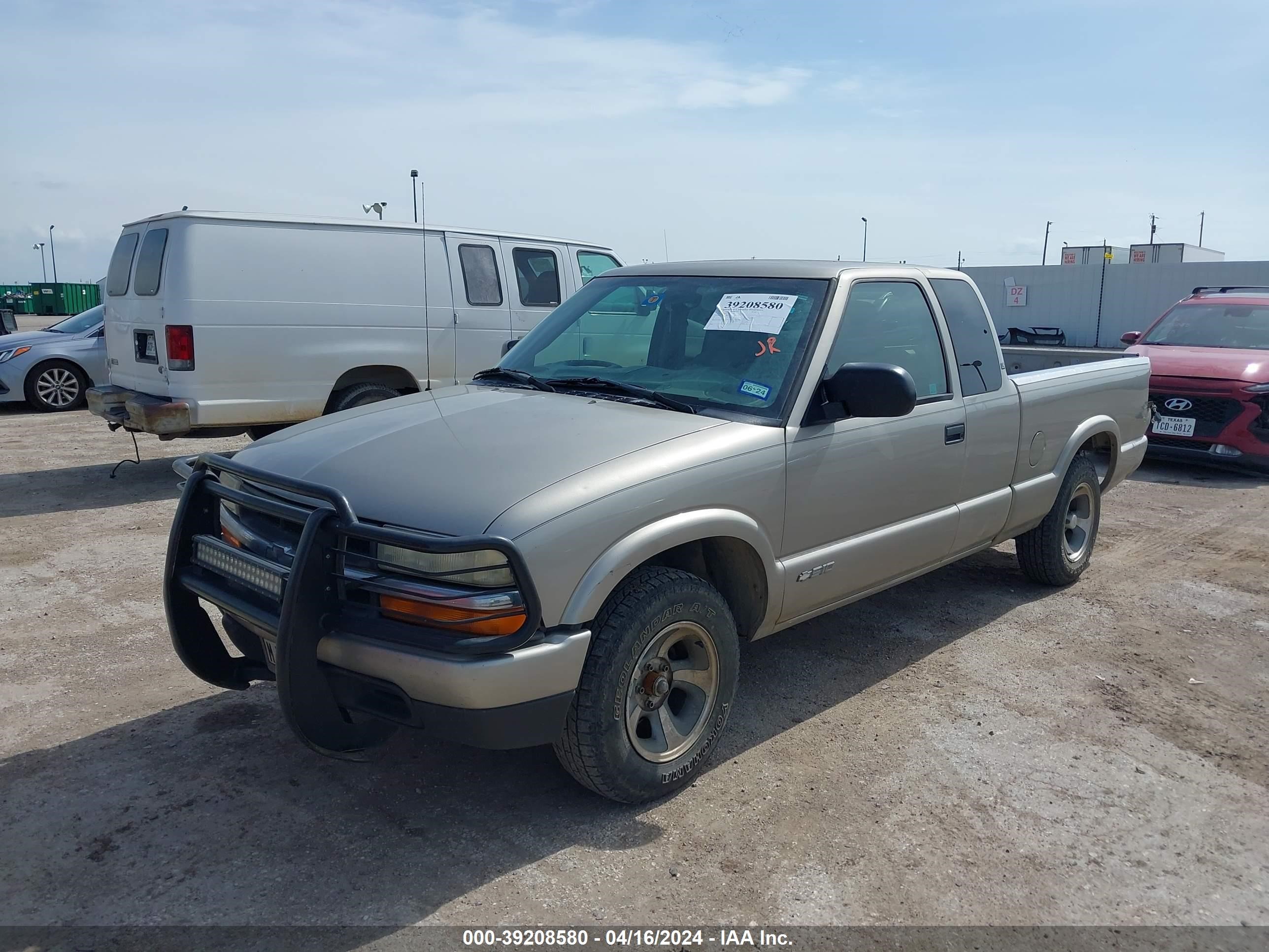 Photo 1 VIN: 1GCCS19X438119107 - CHEVROLET S-10 PICKUP 