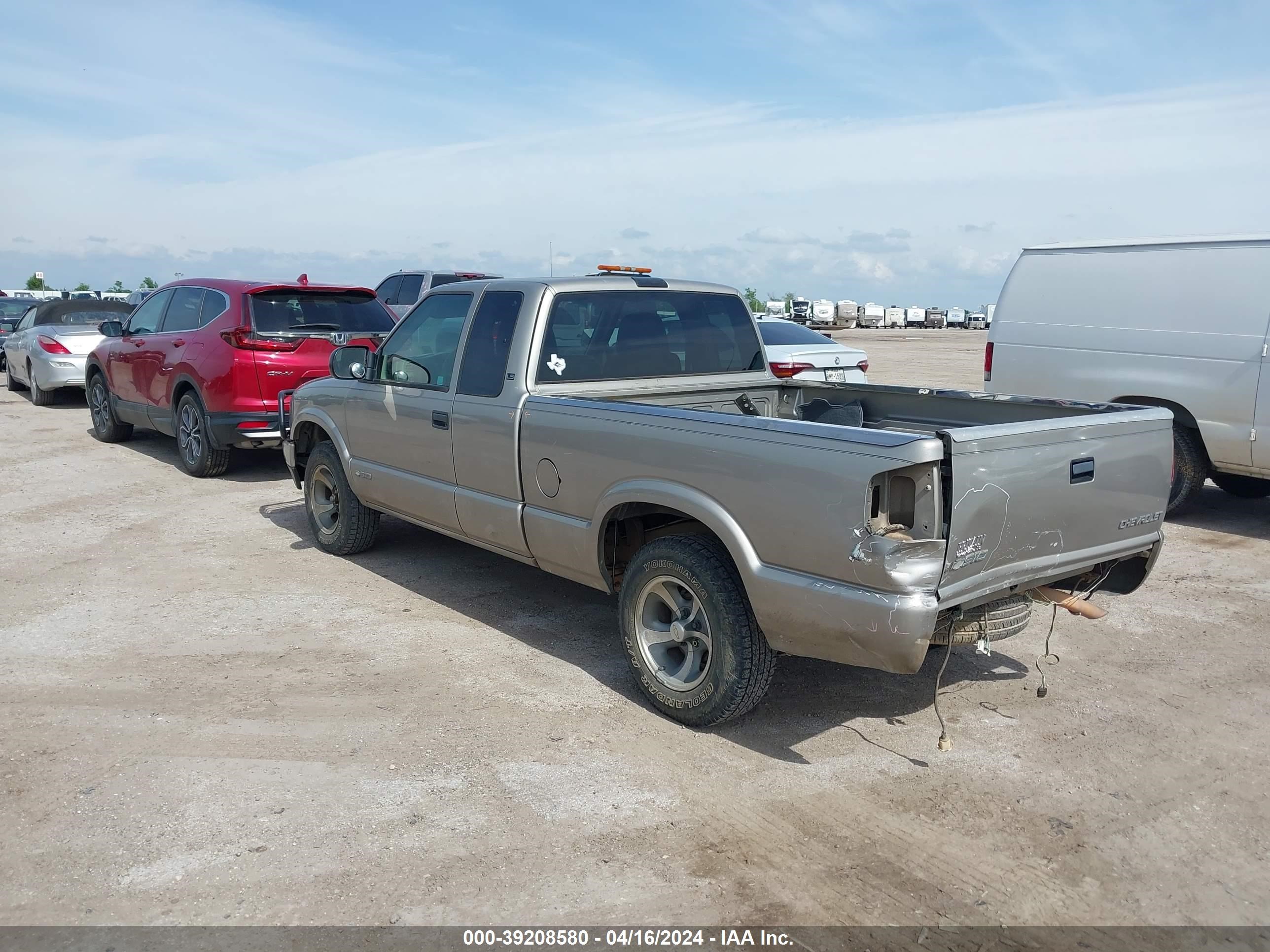 Photo 2 VIN: 1GCCS19X438119107 - CHEVROLET S-10 PICKUP 