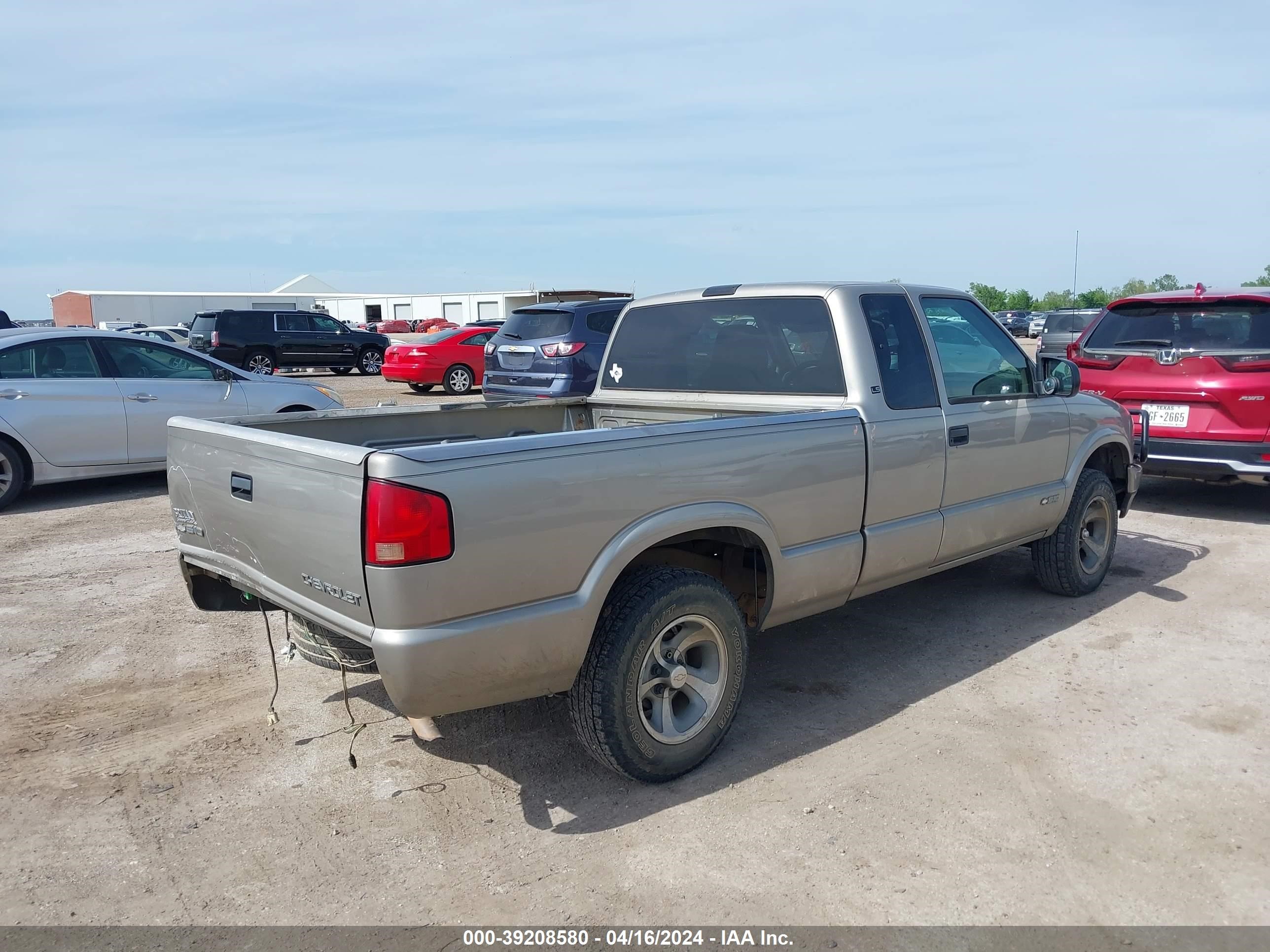 Photo 3 VIN: 1GCCS19X438119107 - CHEVROLET S-10 PICKUP 