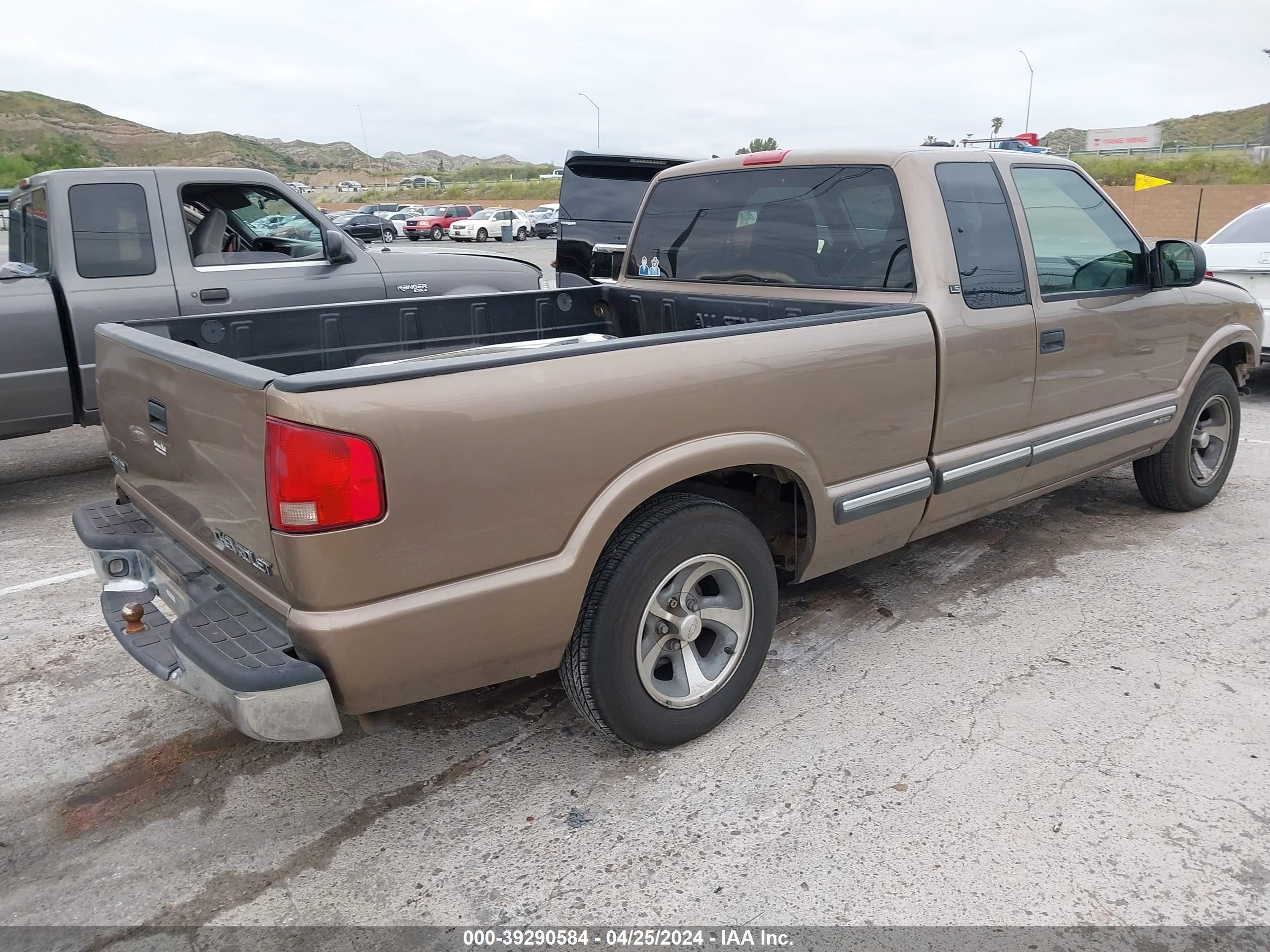 Photo 3 VIN: 1GCCS19X438234399 - CHEVROLET S-10 PICKUP 