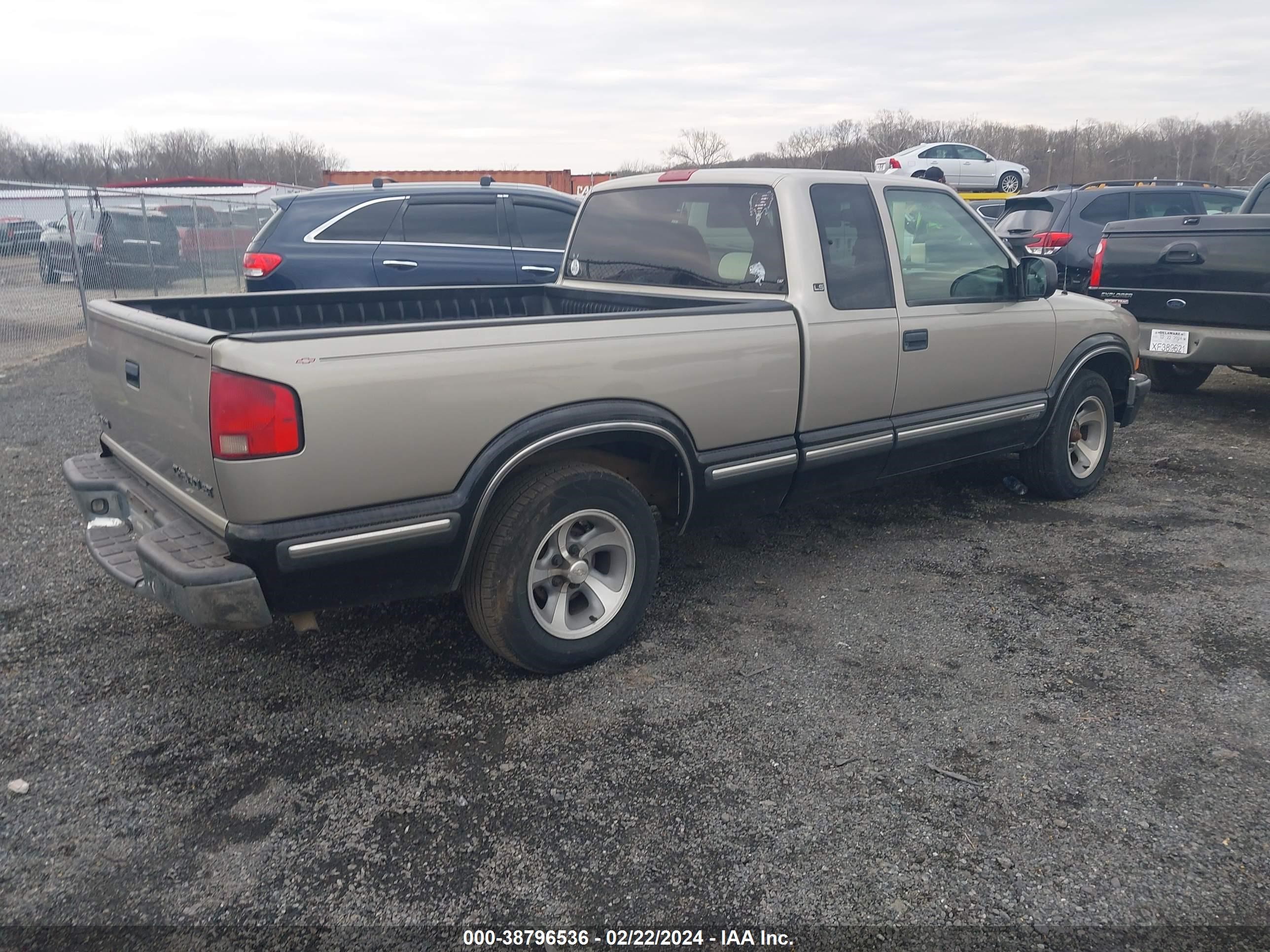 Photo 3 VIN: 1GCCS19X8X8156263 - CHEVROLET S-10 PICKUP 