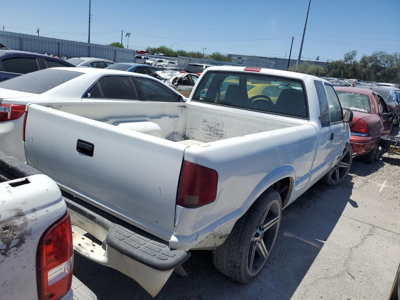 Photo 2 VIN: 1GCCS19X9W8201550 - CHEVROLET S-10 PICKUP 