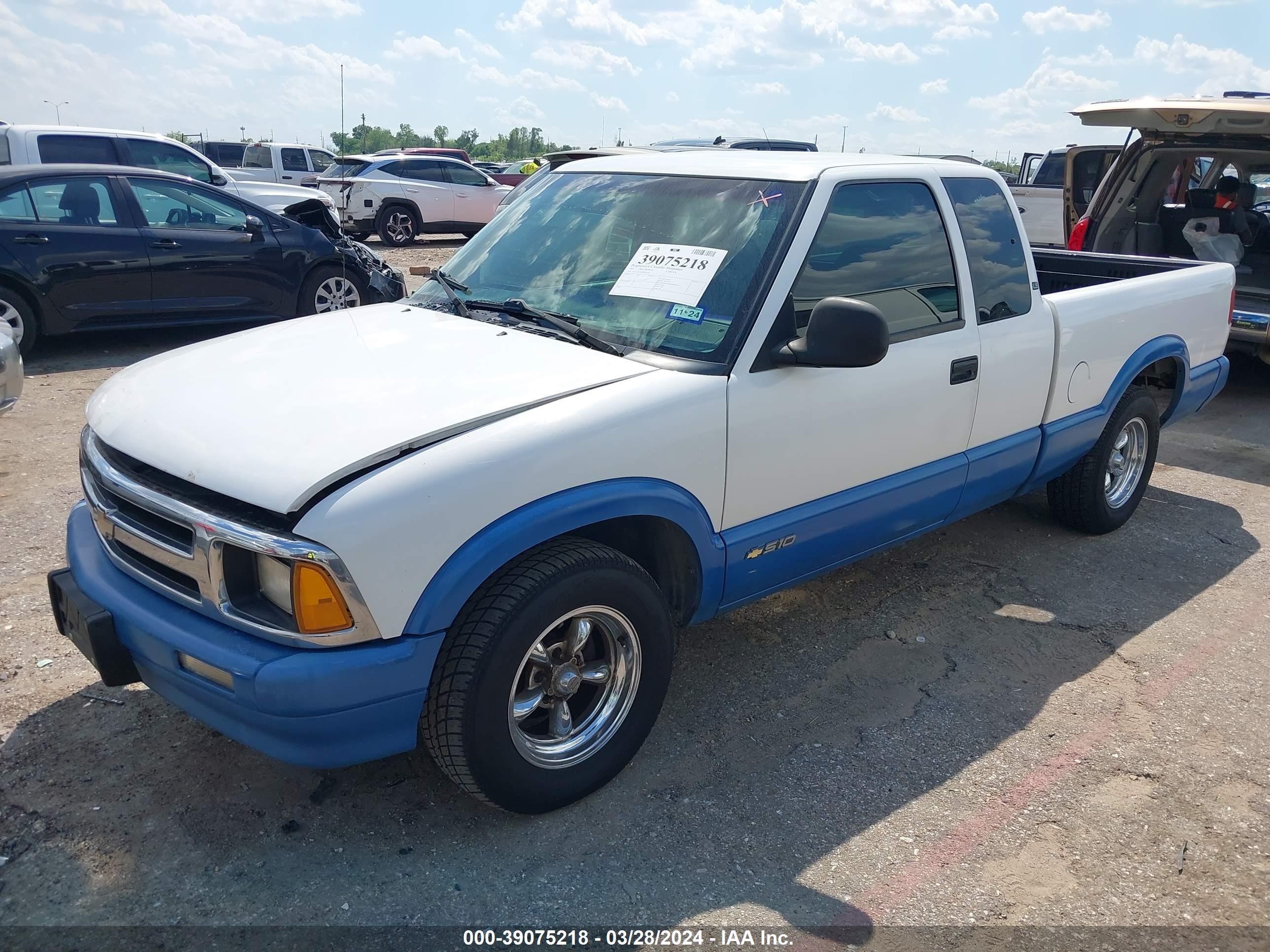 Photo 1 VIN: 1GCCS19XXV8116120 - CHEVROLET S-10 PICKUP 