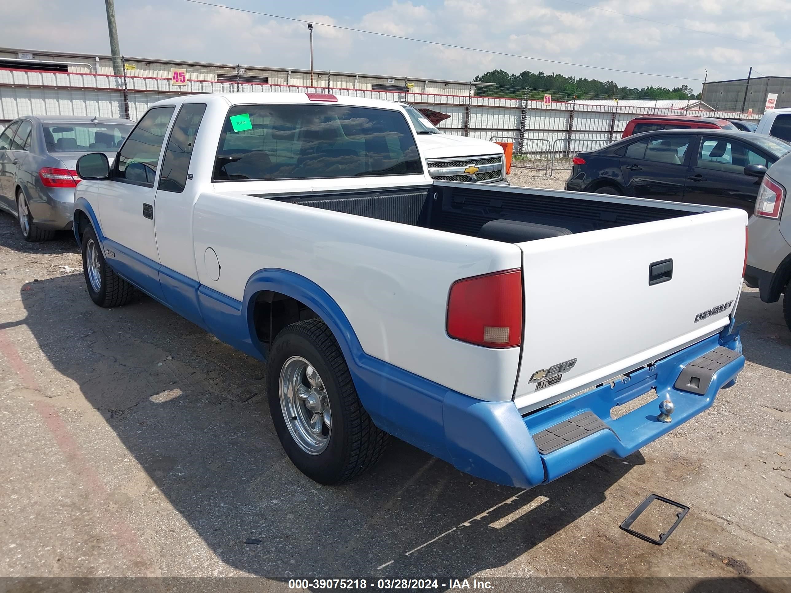 Photo 2 VIN: 1GCCS19XXV8116120 - CHEVROLET S-10 PICKUP 