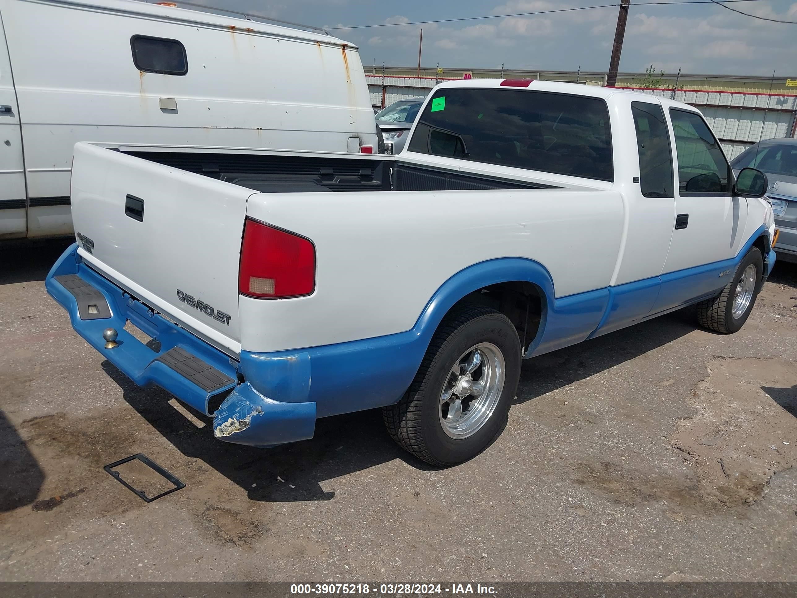 Photo 3 VIN: 1GCCS19XXV8116120 - CHEVROLET S-10 PICKUP 