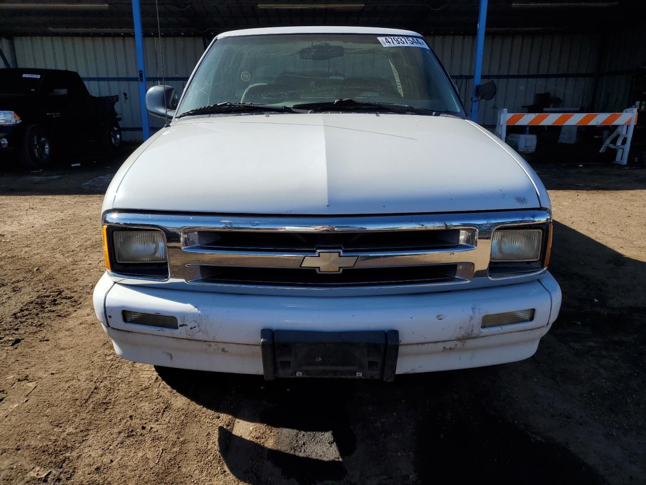 Photo 4 VIN: 1GCCS19Z5S8133811 - CHEVROLET S-10 PICKUP 